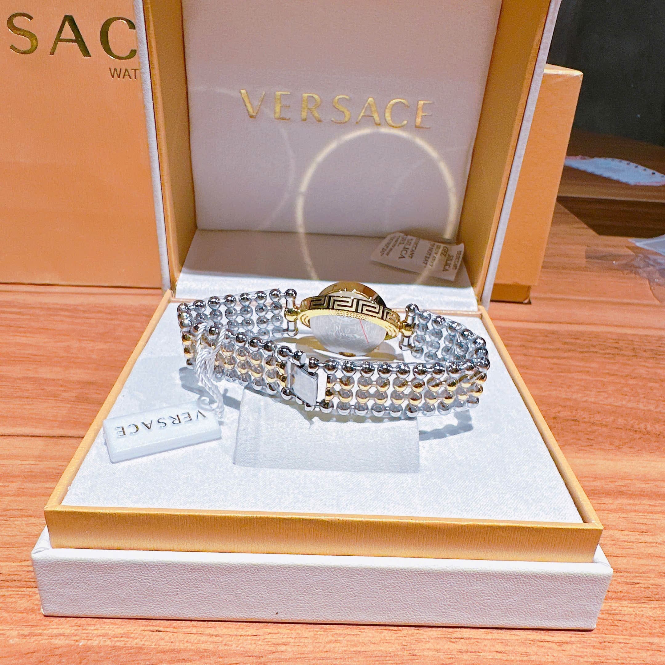 Đồng Hồ Versace Eon Mặt Xoay 360 Độ |Nữ Giới |Xanh Dương |Dây Kim Loại Demi Vàng |Máy Pin (Quartz) |Size 33mm |donghogiatot.vn