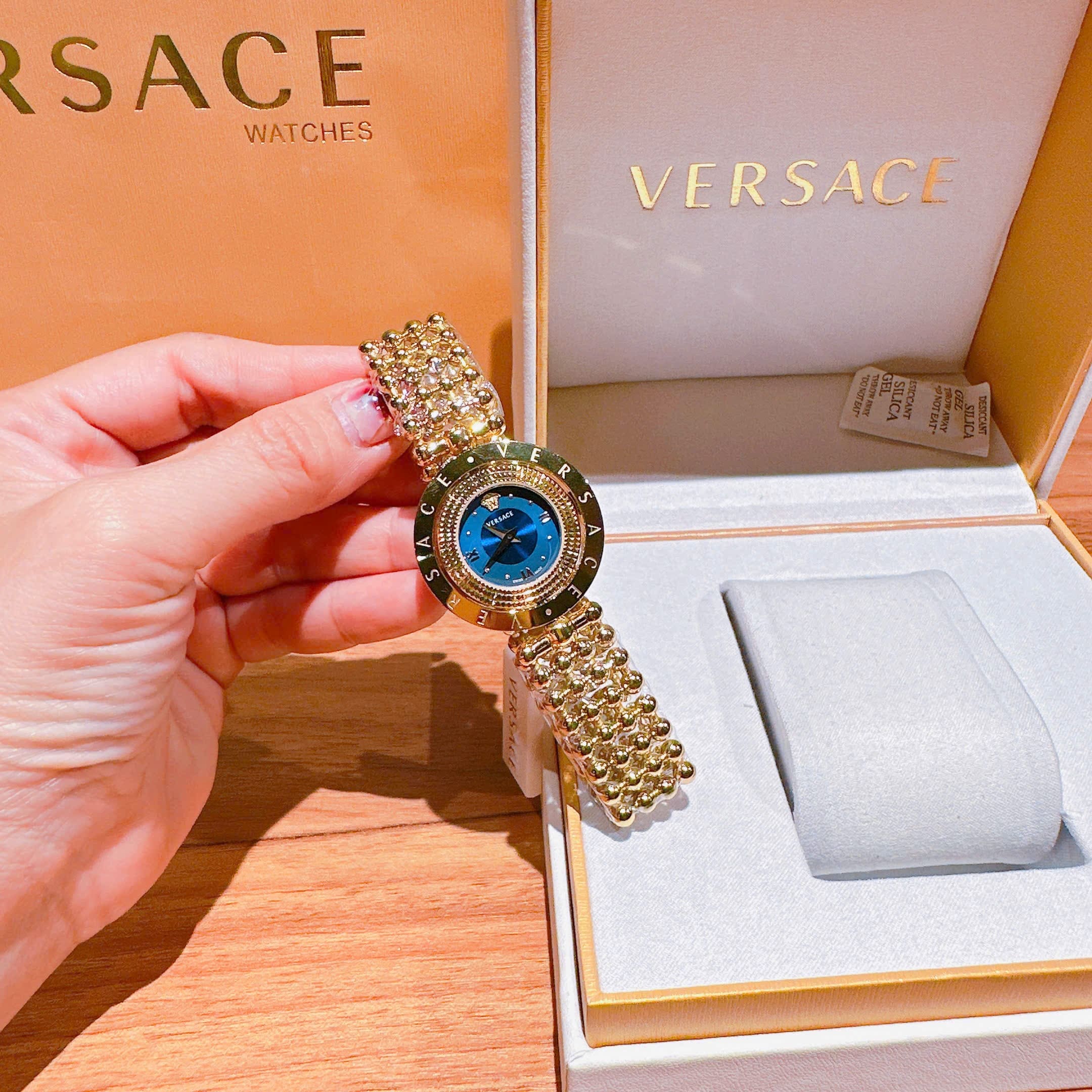 Đồng Hồ Versace Eon Mặt Xoay 360 Độ |Nữ Giới |Xanh Dương |Dây Kim Loại Vàng Gold |Máy Pin (Quartz) |Size 33mm |donghogiatot.vn