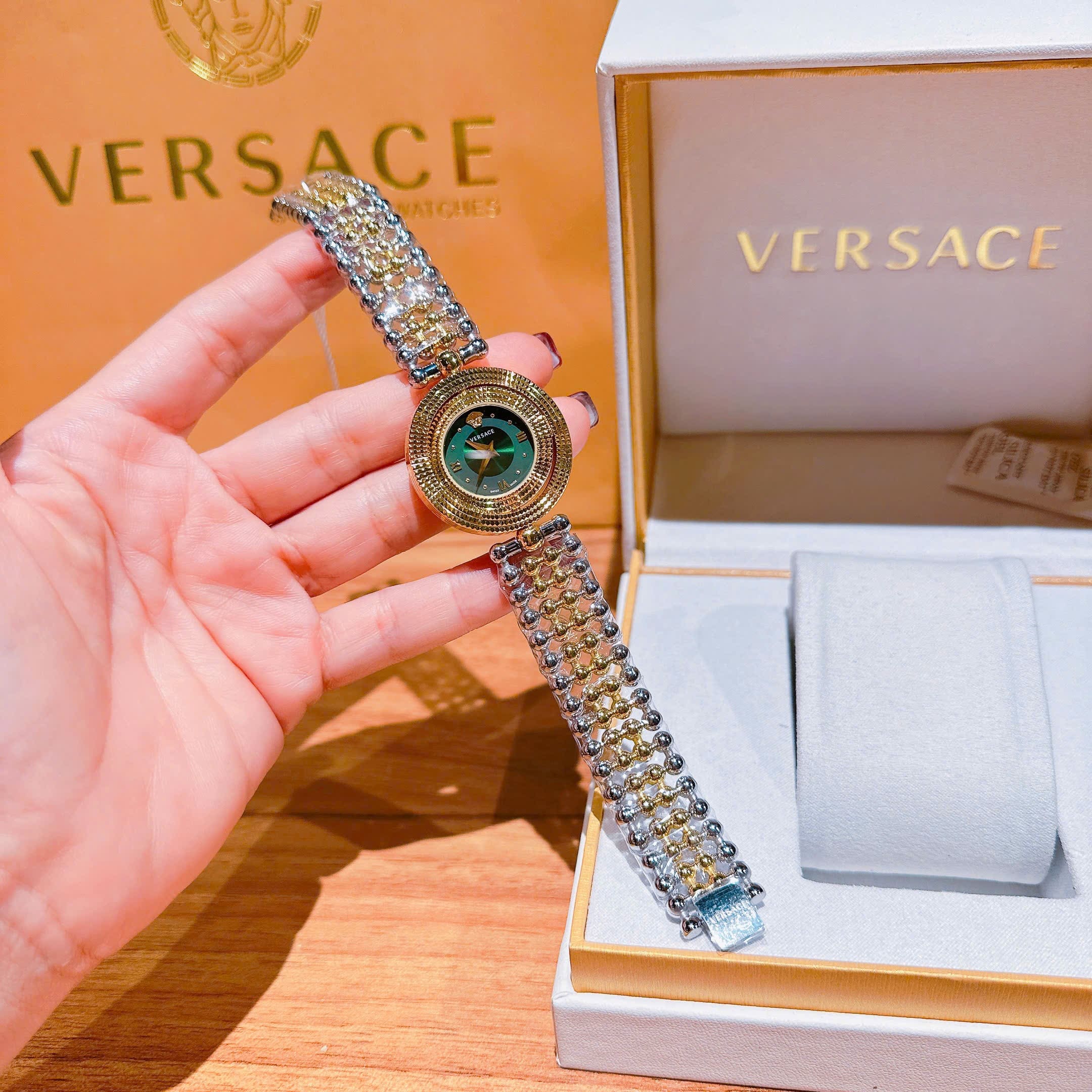 Đồng Hồ Versace Eon Mặt Xoay |Nữ Giới |Xanh Lá |Dây Kim Loại Demi Vàng |Máy Pin (Quartz) |Size 33mm |donghogiatot.vn