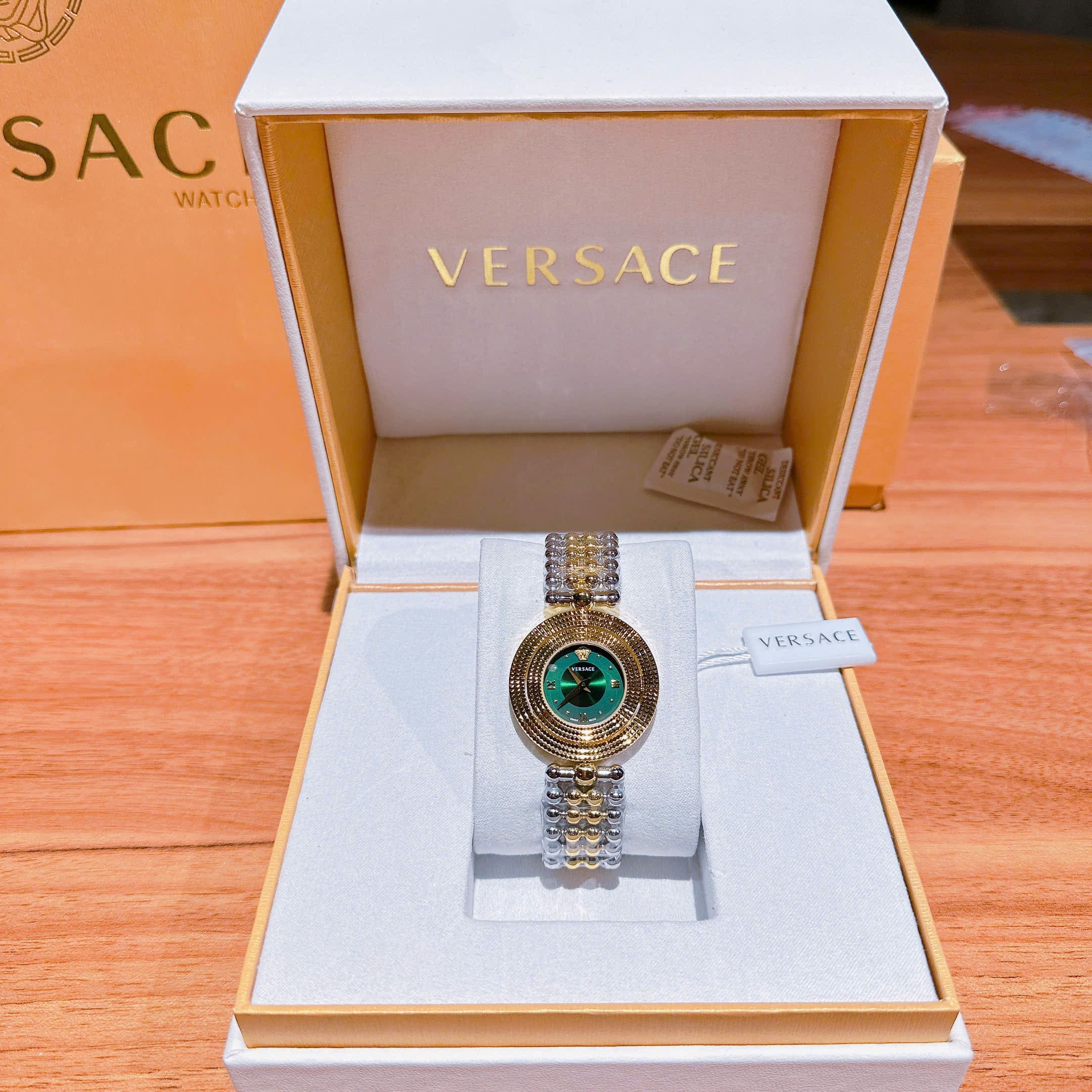 Đồng Hồ Versace Eon Mặt Xoay |Nữ Giới |Xanh Lá |Dây Kim Loại Demi Vàng |Máy Pin (Quartz) |Size 33mm |donghogiatot.vn