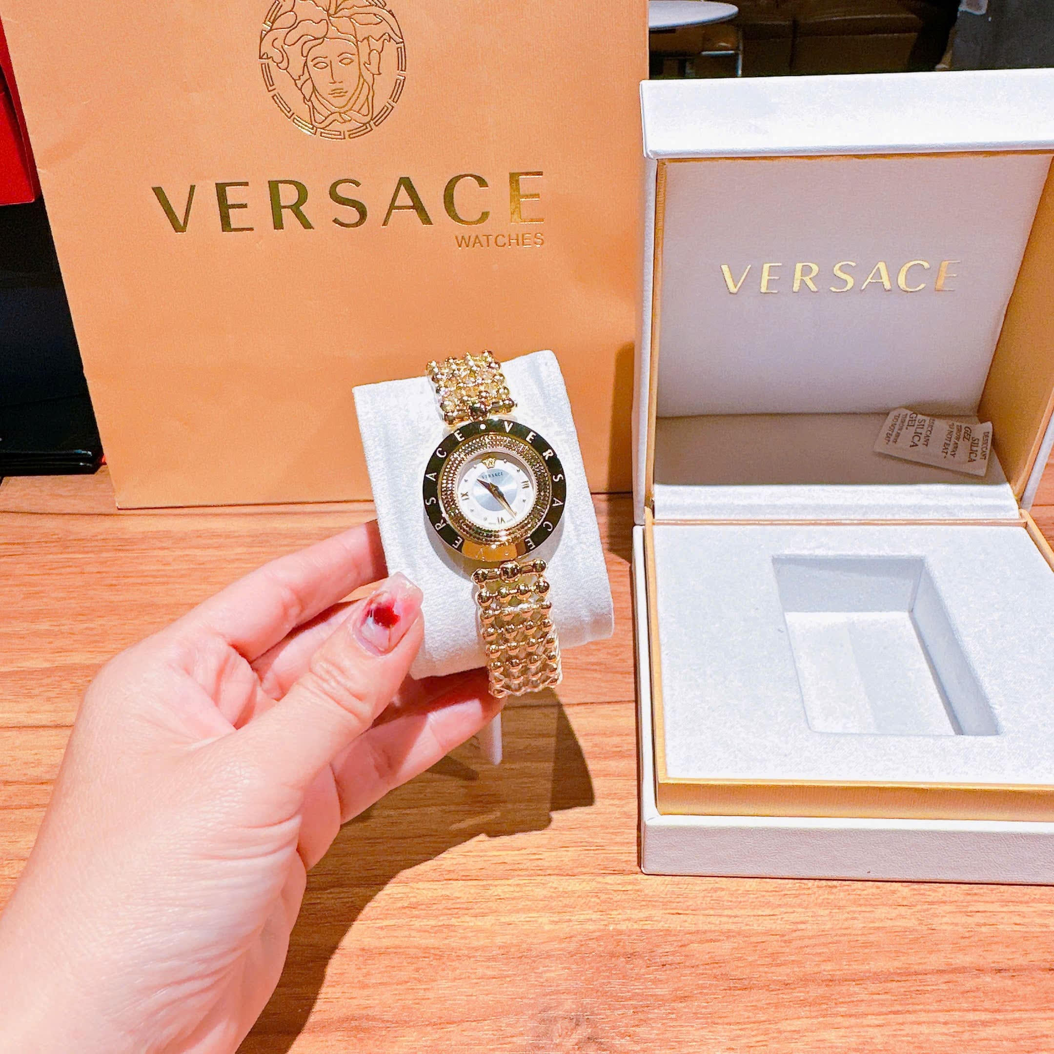 Đồng Hồ Versace Eon Mop |Nữ Giới |Mặt Trắng |Xoay 360 Độ |Dây Kim Loại Vàng Gold |Máy Pin (Quartz) |Size 33mm |donghogiatot.vn