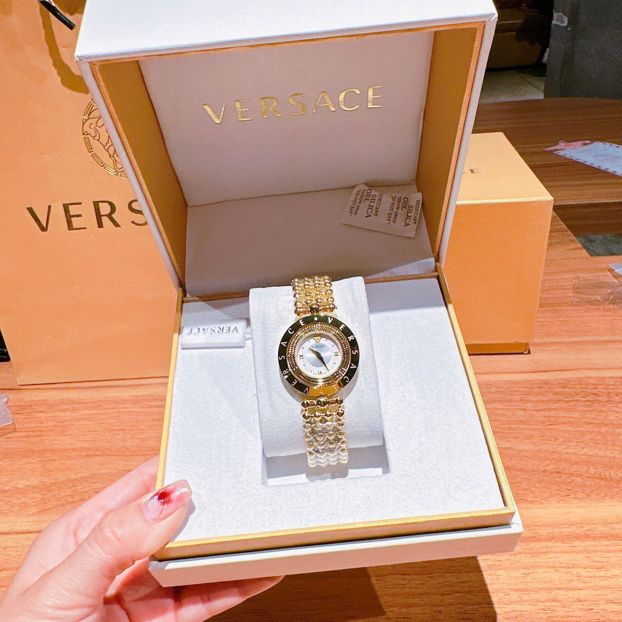Đồng Hồ Versace Eon Mop |Nữ Giới |Mặt Trắng |Xoay 360 Độ |Dây Kim Loại Vàng Gold |Máy Pin (Quartz) |Size 33mm |donghogiatot.vn