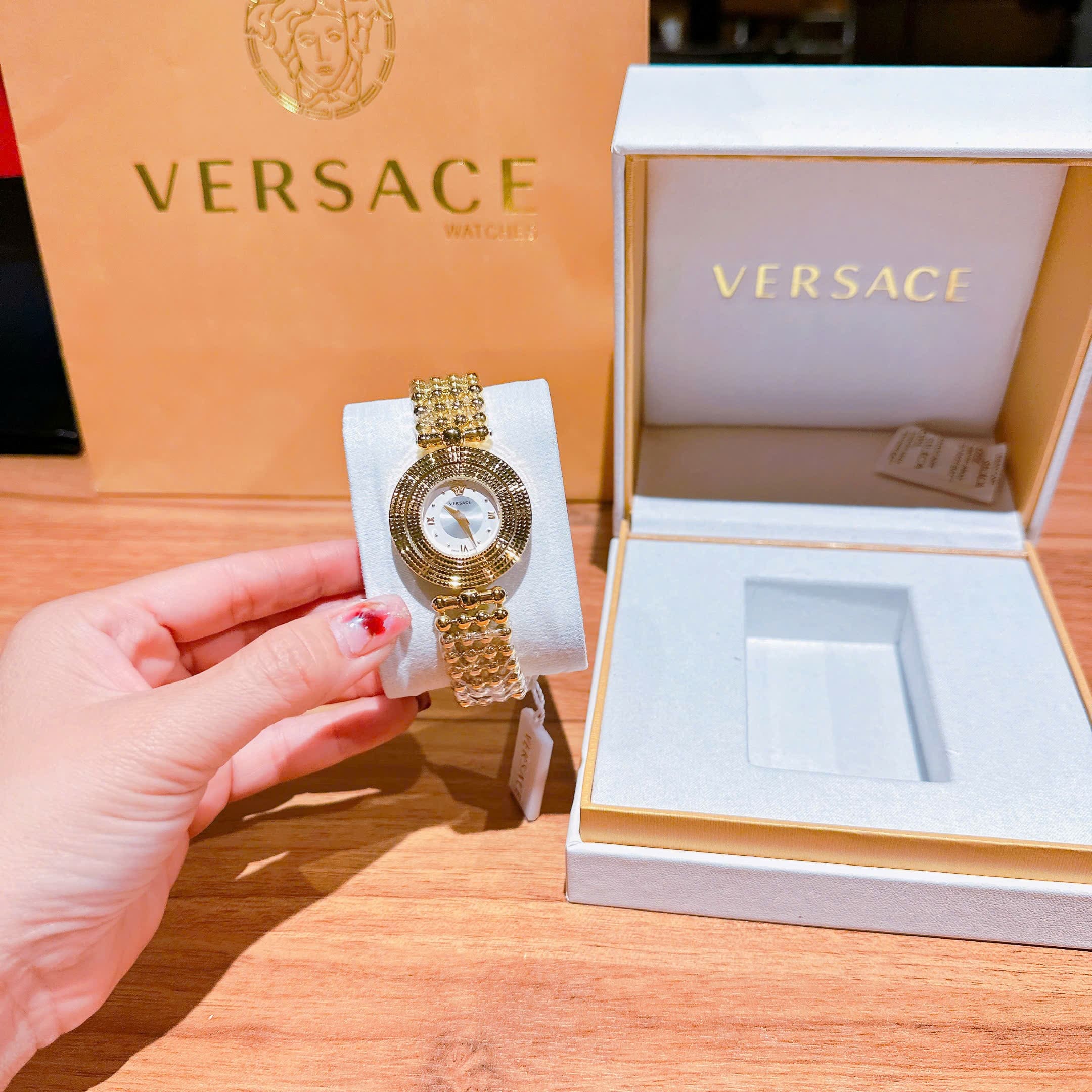 Đồng Hồ Versace Eon Mop |Nữ Giới |Mặt Trắng |Xoay 360 Độ |Dây Kim Loại Vàng Gold |Máy Pin (Quartz) |Size 33mm |donghogiatot.vn