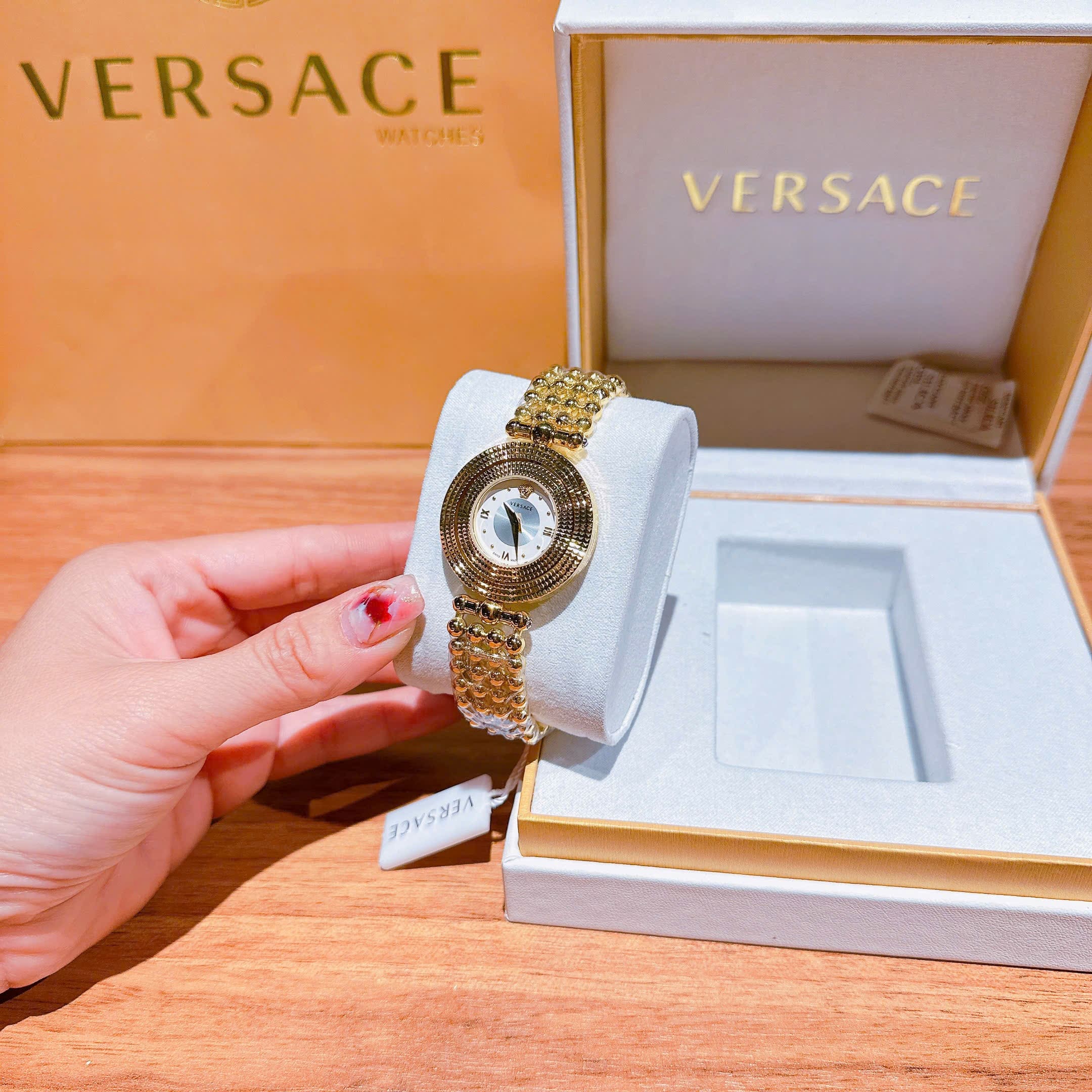 Đồng Hồ Versace Eon Mop |Nữ Giới |Mặt Trắng |Xoay 360 Độ |Dây Kim Loại Vàng Gold |Máy Pin (Quartz) |Size 33mm |donghogiatot.vn