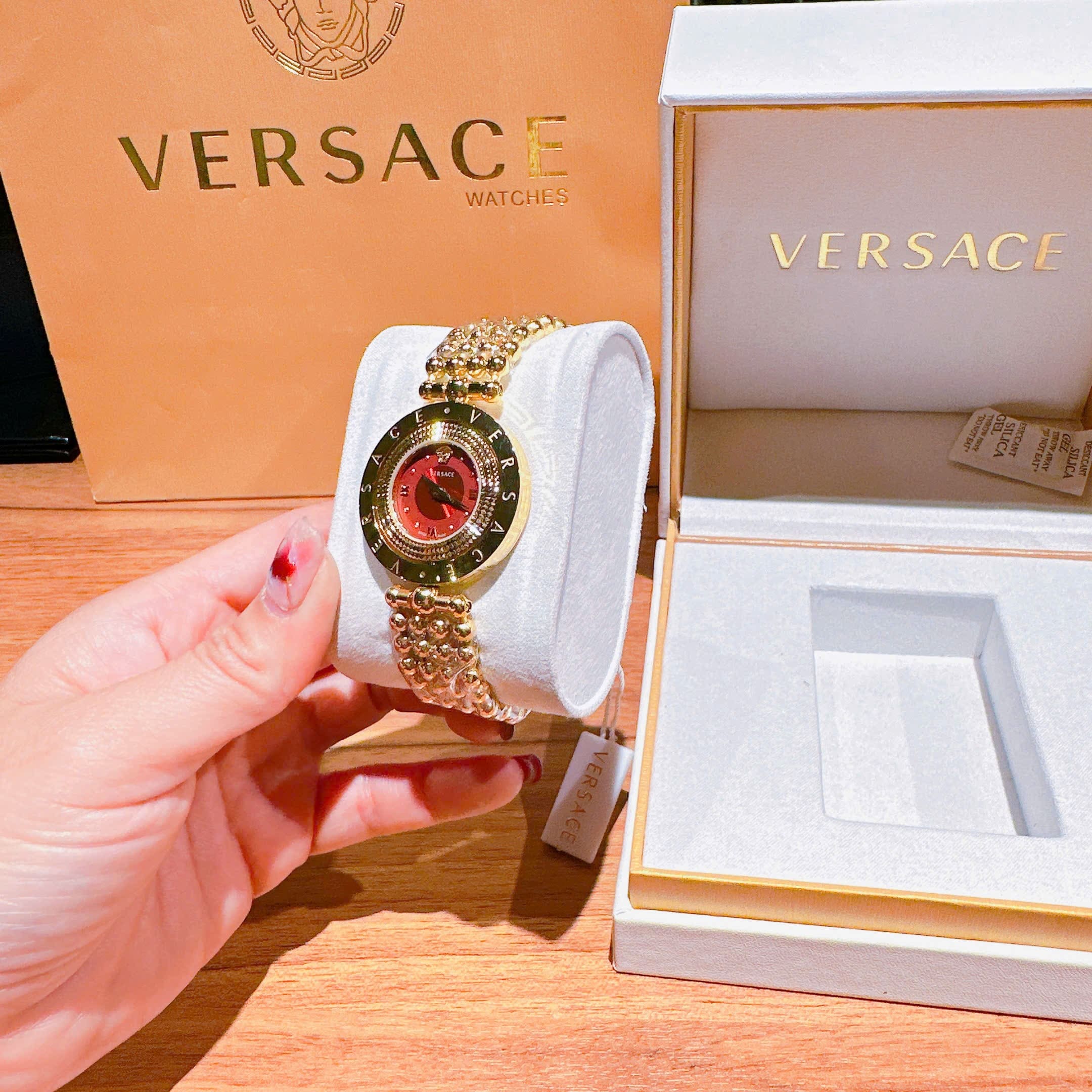 Đồng Hồ Versace Eon Mother Of Pearl |Nữ Giới |Mặt Đỏ |Dây Kim Loại Bi Vàng Gold |Máy Pin (Quartz) |Size 33mm |donghogiatot.vn