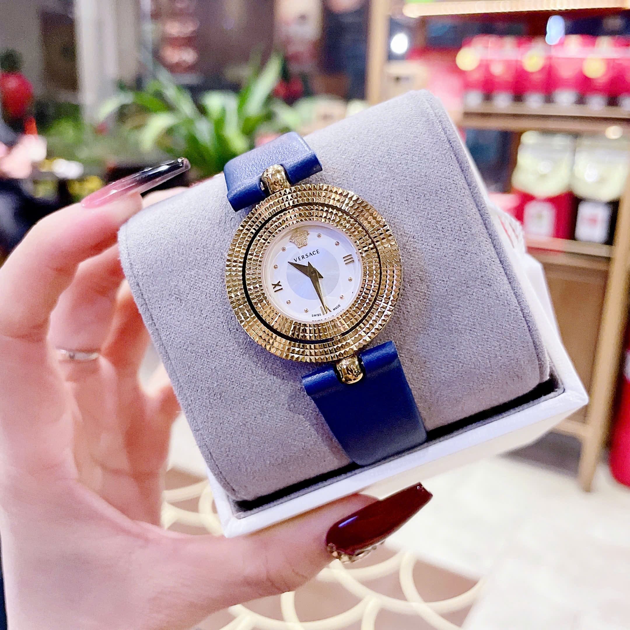 Đồng Hồ Versace Eon Mặt Trắng |Nữ Giới |Vàng Gold |Dây Da Xanh Dương |Máy Pin (Quartz) |Size 33mm |donghogiatot.vn