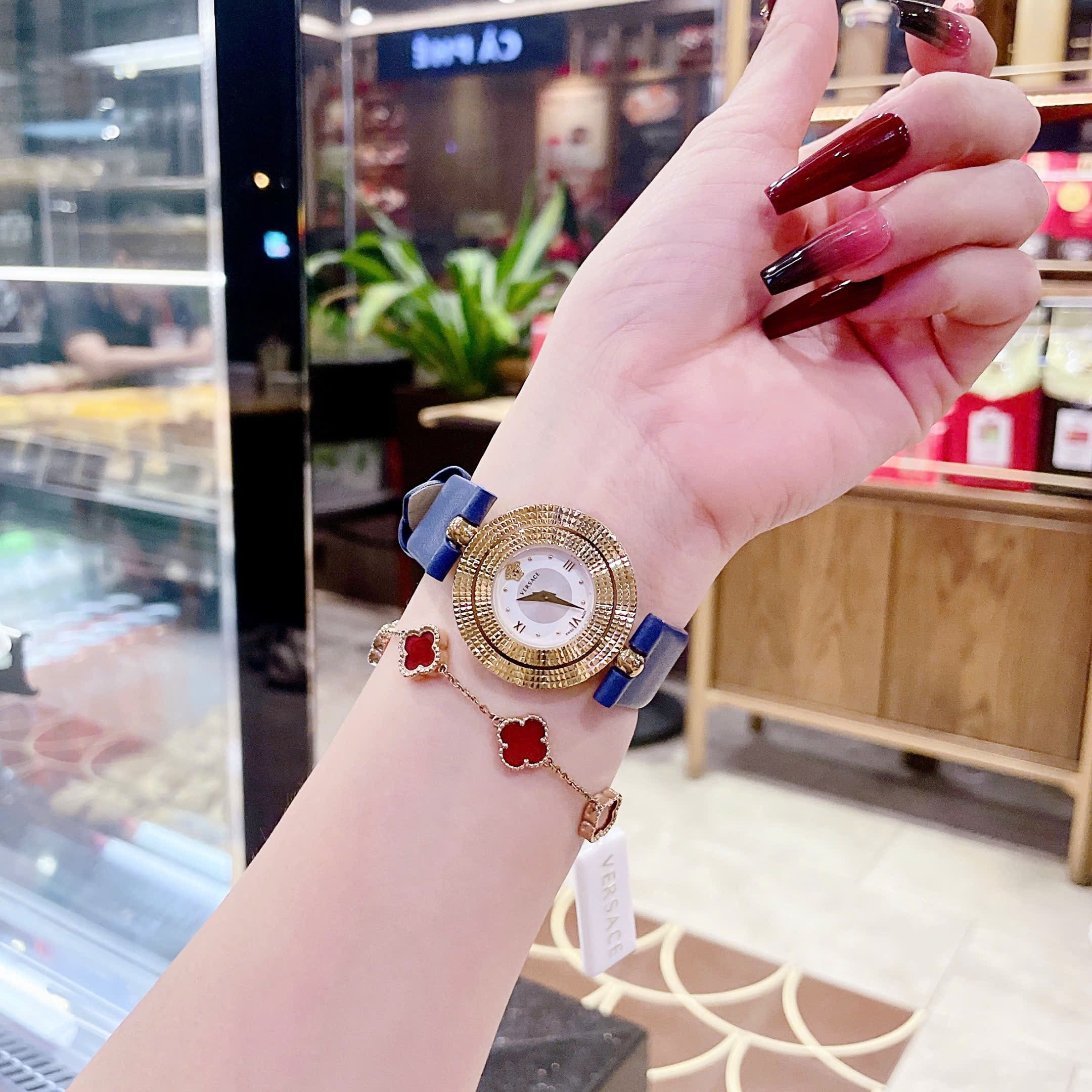 Đồng Hồ Versace Eon Mặt Trắng |Nữ Giới |Vàng Gold |Dây Da Xanh Dương |Máy Pin (Quartz) |Size 33mm |donghogiatot.vn