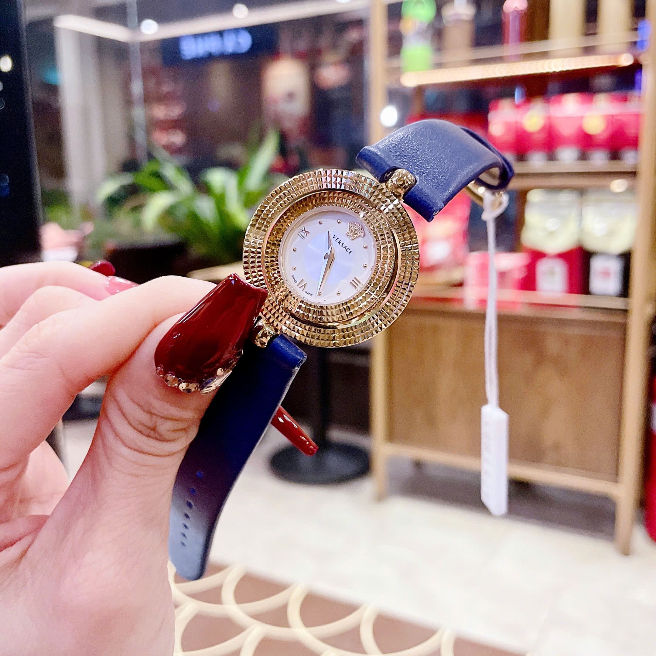 Đồng Hồ Versace Eon Mặt Trắng |Nữ Giới |Vàng Gold |Dây Da Xanh Dương |Máy Pin (Quartz) |Size 33mm |donghogiatot.vn