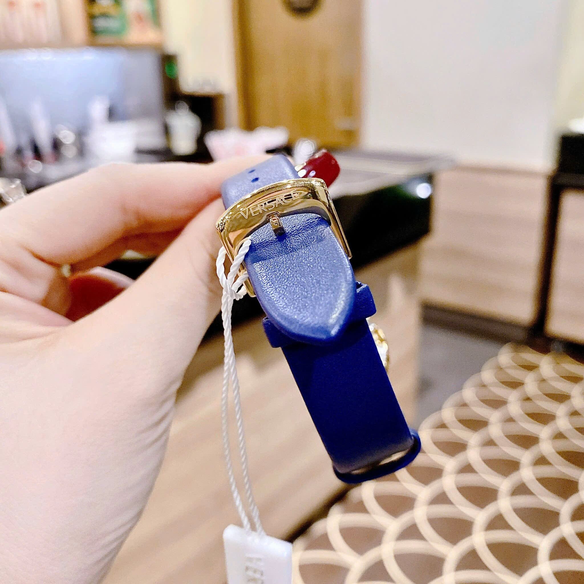 Đồng Hồ Versace Eon Mặt Trắng |Nữ Giới |Vàng Gold |Dây Da Xanh Dương |Máy Pin (Quartz) |Size 33mm |donghogiatot.vn