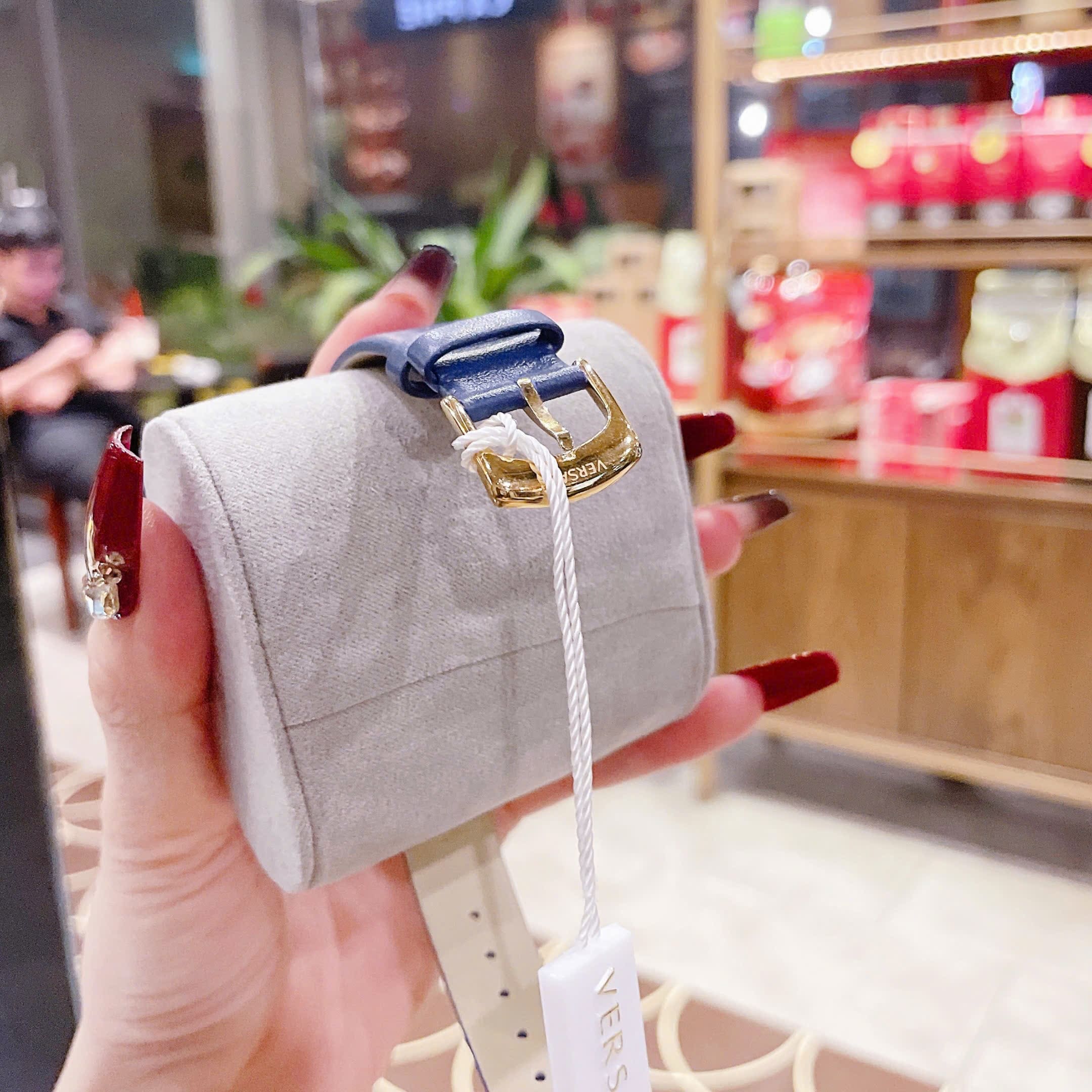 Đồng Hồ Versace Eon Mặt Trắng |Nữ Giới |Vàng Gold |Dây Da Xanh Dương |Máy Pin (Quartz) |Size 33mm |donghogiatot.vn