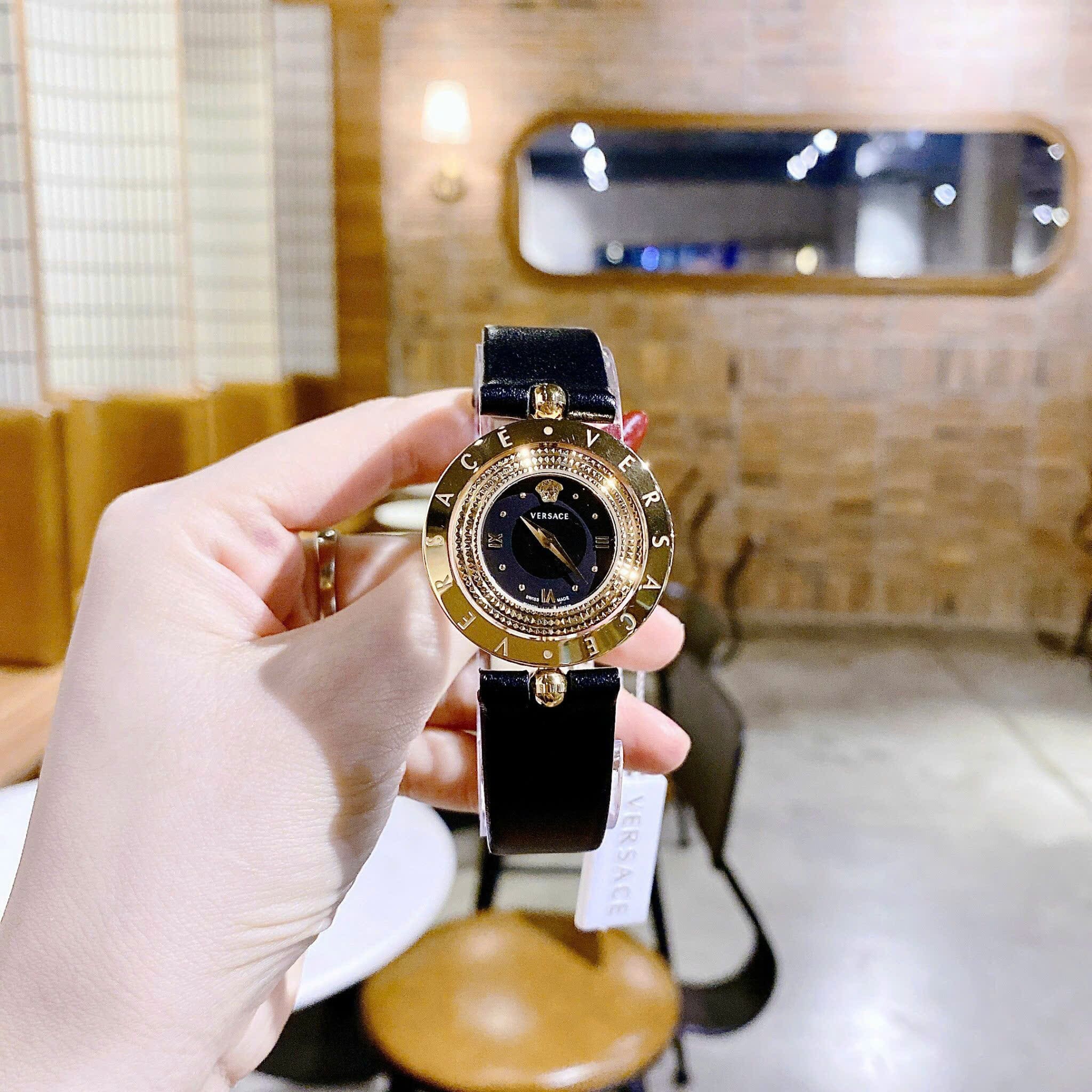 Đồng Hồ Versace Eon |Nữ Giới |Mặt Tròn Xoay |Vàng Gold |Dây Da Đen |Máy Pin (Quartz) |Size 33mm |donghogiatot.vn