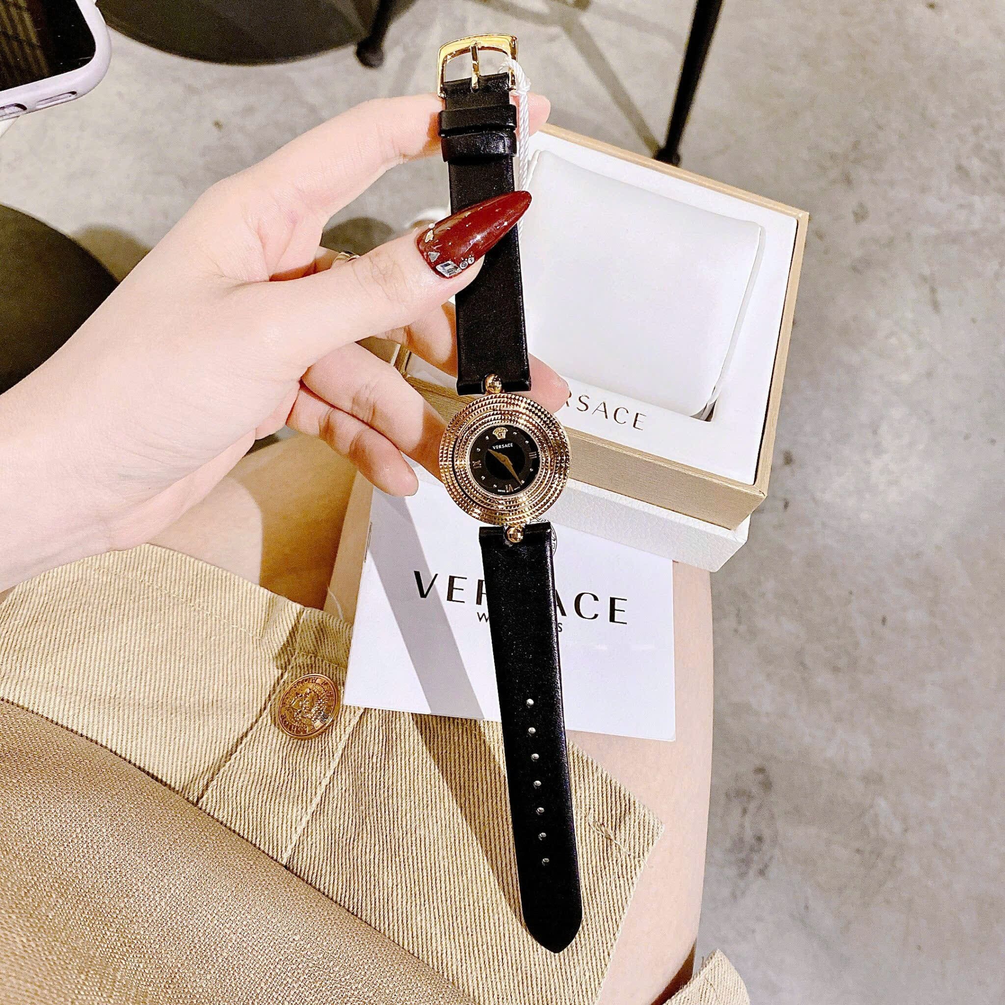 Đồng Hồ Versace Eon |Nữ Giới |Mặt Tròn Xoay |Vàng Gold |Dây Da Đen |Máy Pin (Quartz) |Size 33mm |donghogiatot.vn