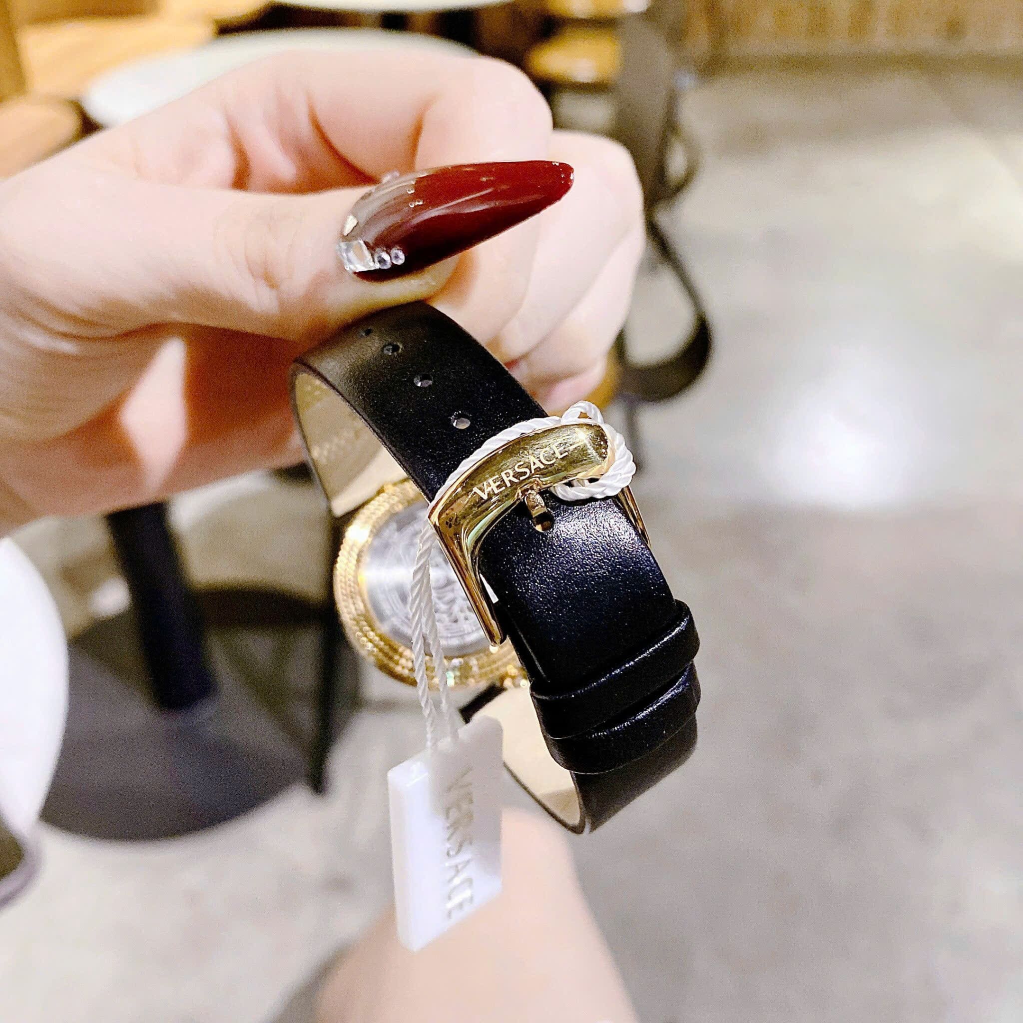 Đồng Hồ Versace Eon |Nữ Giới |Mặt Tròn Xoay |Vàng Gold |Dây Da Đen |Máy Pin (Quartz) |Size 33mm |donghogiatot.vn