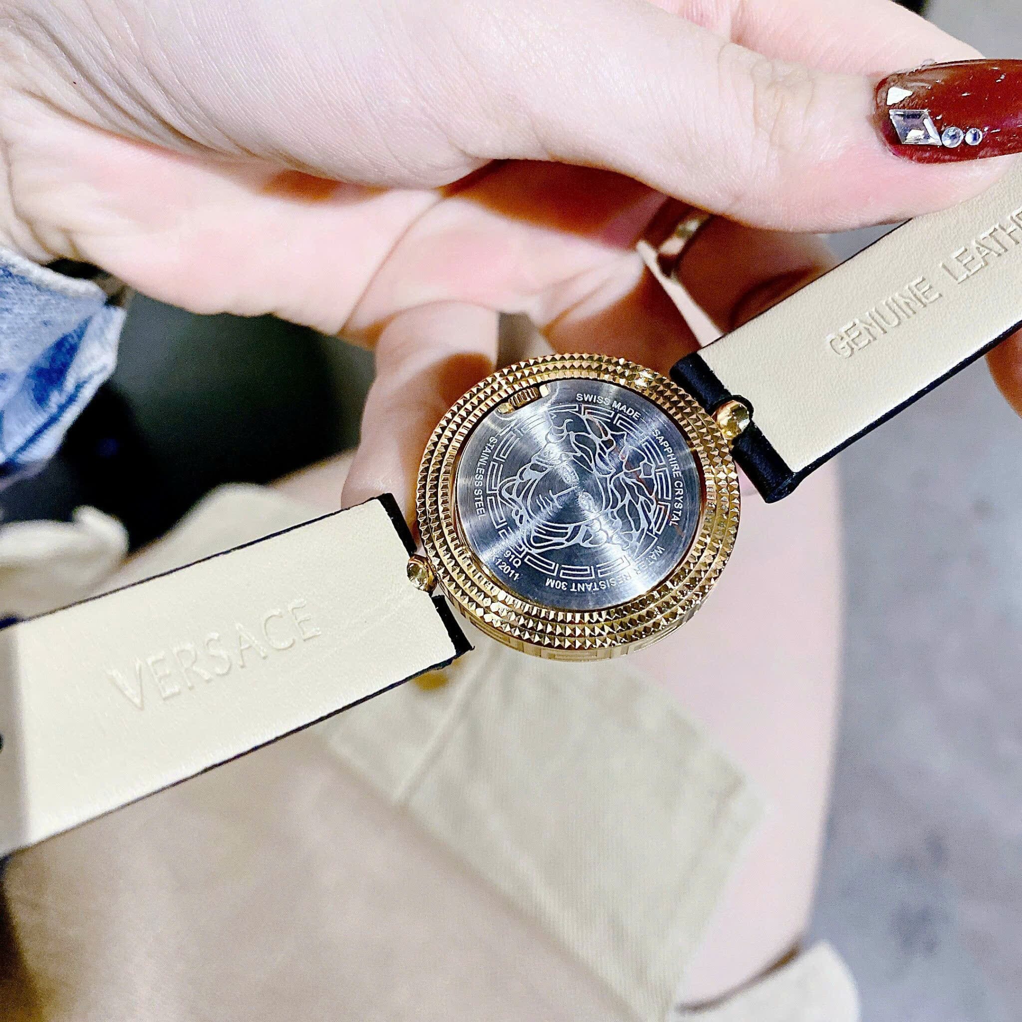 Đồng Hồ Versace Eon |Nữ Giới |Mặt Tròn Xoay |Vàng Gold |Dây Da Đen |Máy Pin (Quartz) |Size 33mm |donghogiatot.vn