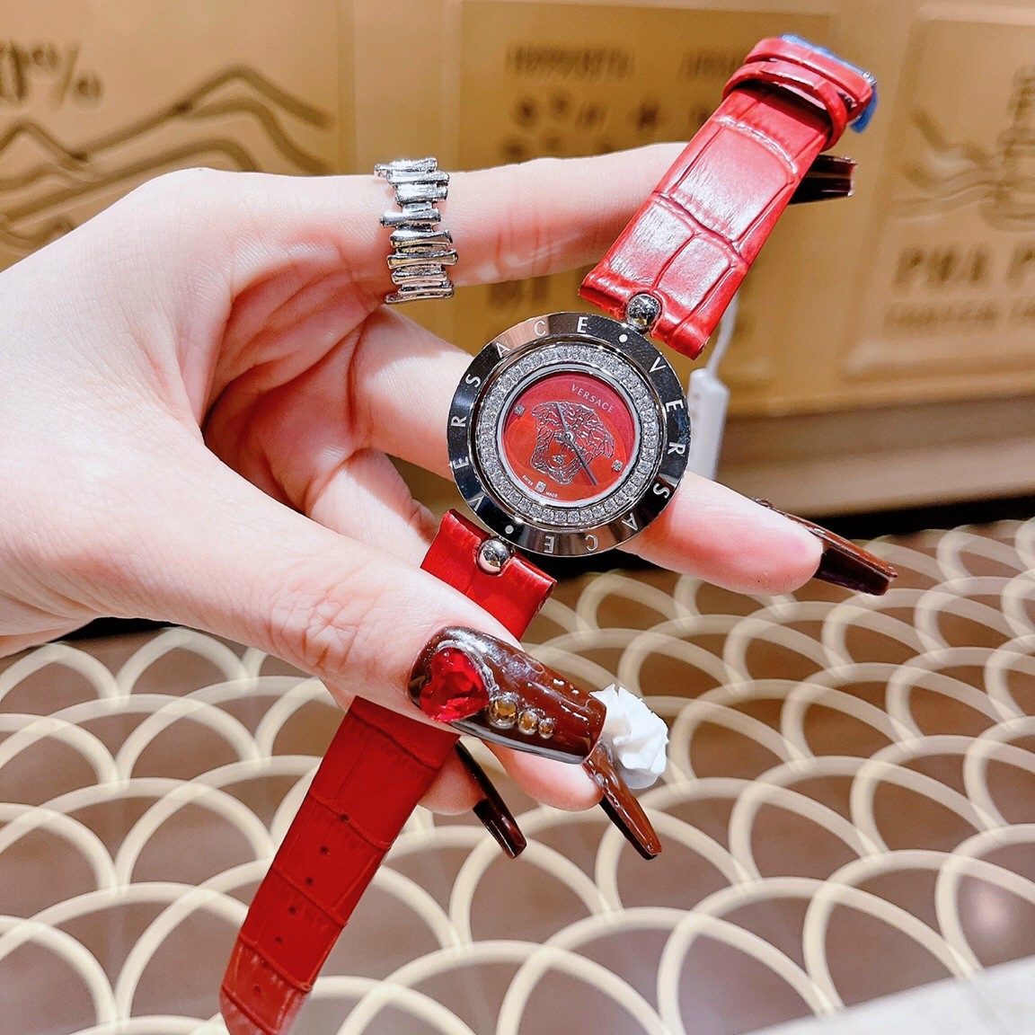 Đồng Hồ Versace Mặt Xoay 360 Độ |Nữ Giới |Silver |Dây Da Đỏ |Máy Pin (Quartz) |Size 33mm |donghogiatot.vn