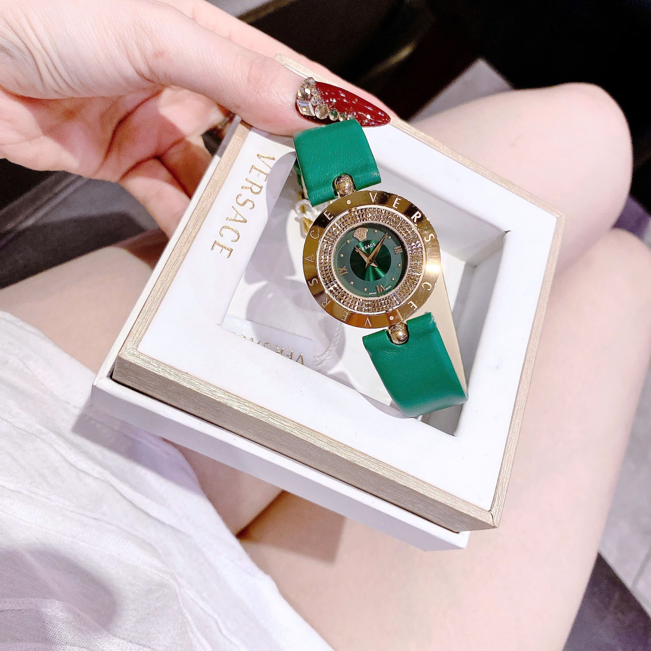 Đồng Hồ Versace Eon Mặt Xoay 360 Độ |Nữ Giới |Vàng Gold |Dây Da Xanh Lá |Máy Pin (Quartz) |Size 33mm |donghogiatot.vn