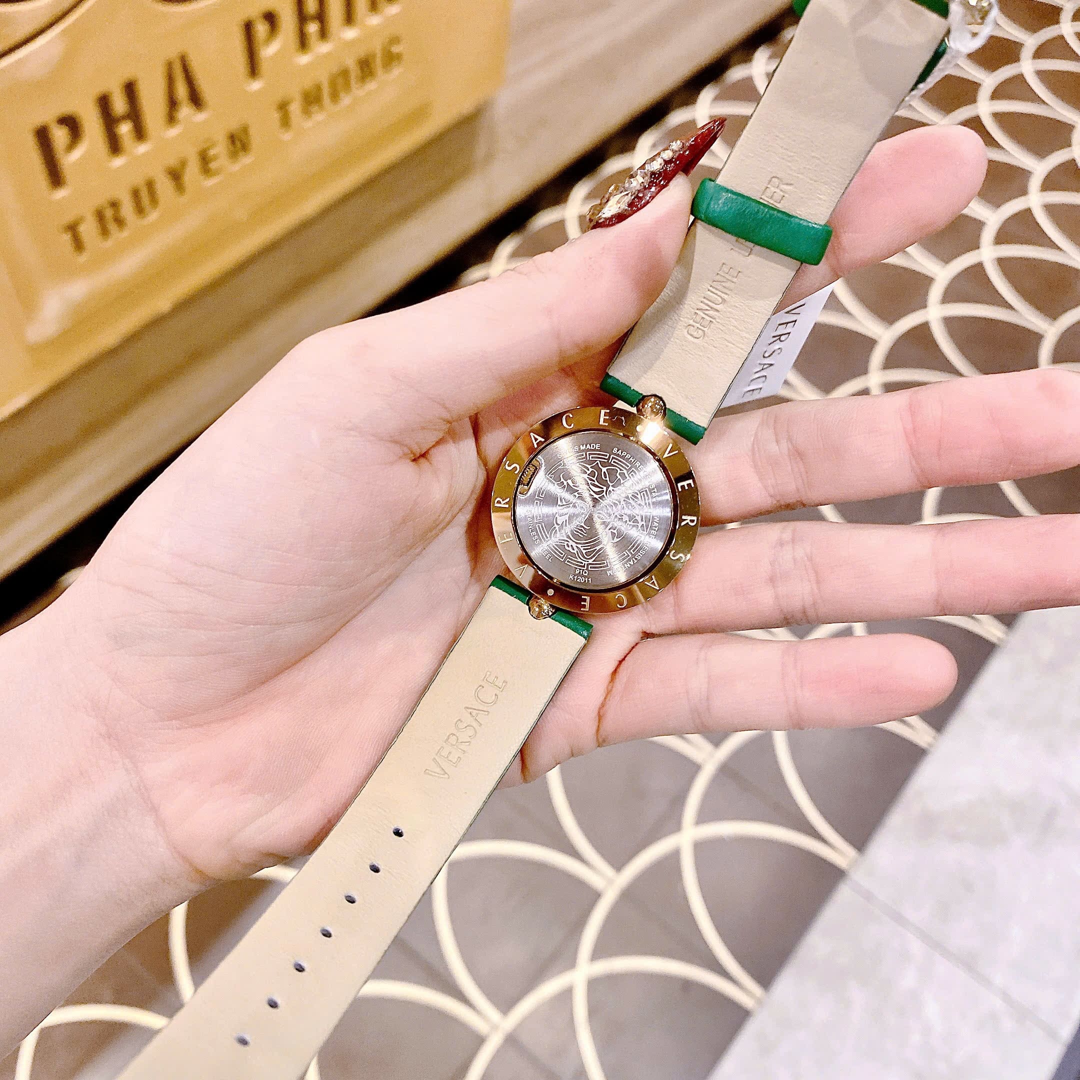 Đồng Hồ Versace Eon Mặt Xoay 360 Độ |Nữ Giới |Vàng Gold |Dây Da Xanh Lá |Máy Pin (Quartz) |Size 33mm |donghogiatot.vn