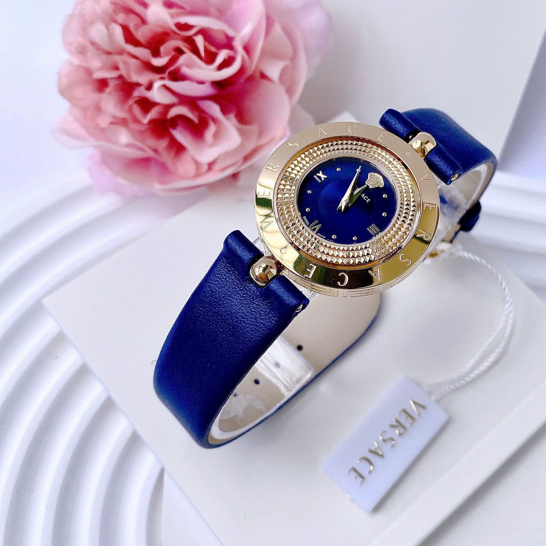 Đồng Hồ Versace Eon Mặt Xoay |Nữ Giới |Vàng Gold |Dây Da Xanh Dương |Máy Pin (Quartz) |Size 33mm |donghogiatot.vn