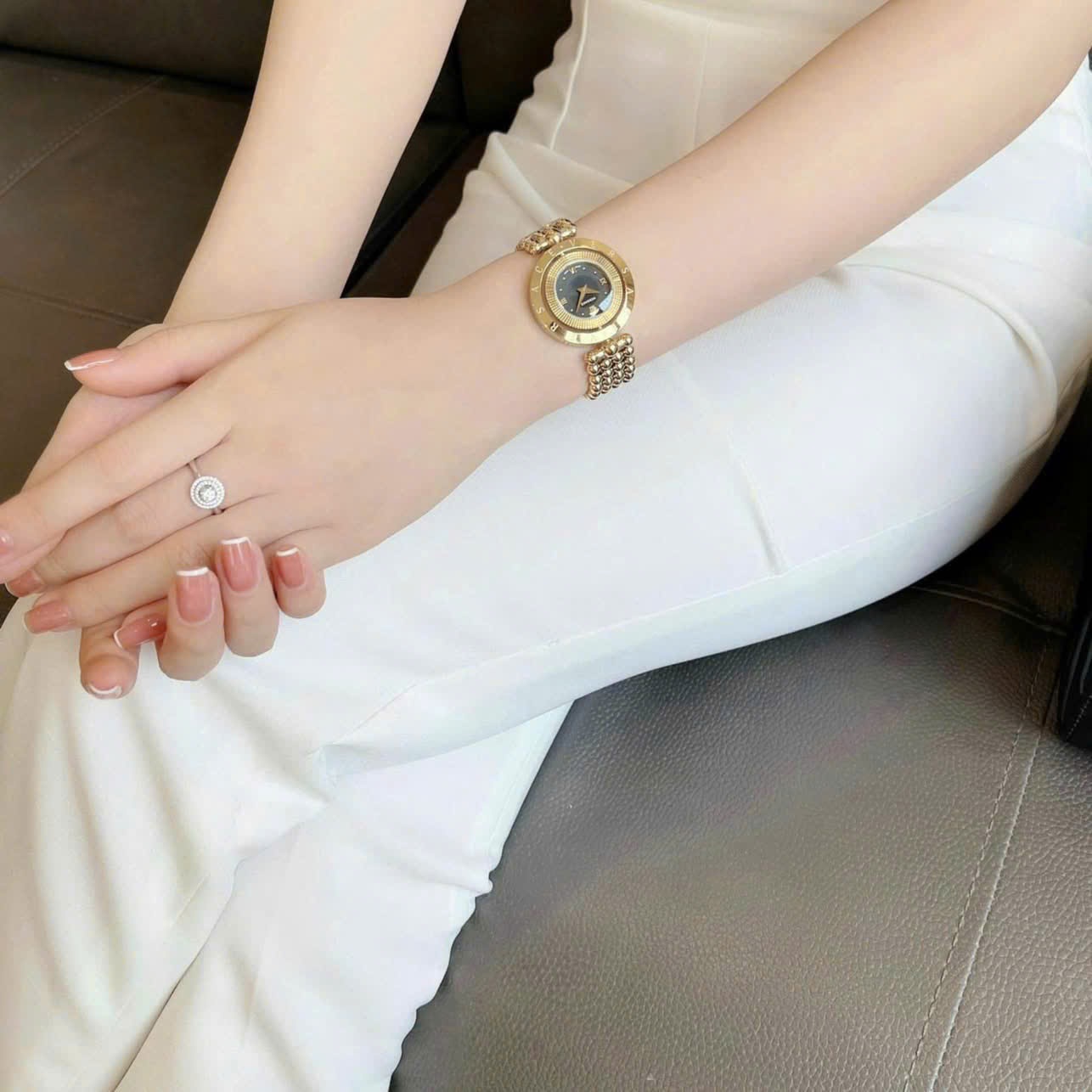 Đồng Hồ Versace Eon Pour Femmes |Nữ Giới |Mặt Đen |Dây Kim Loại Bi Vàng Gold |Máy Pin (Quartz) |Size 33mm |donghogiatot.vn