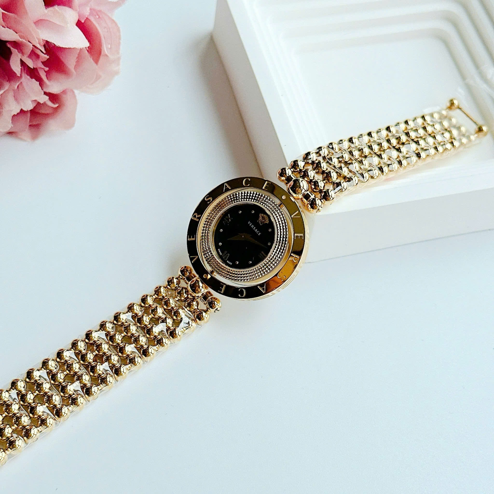 Đồng Hồ Versace Eon Pour Femmes |Nữ Giới |Mặt Đen |Dây Kim Loại Bi Vàng Gold |Máy Pin (Quartz) |Size 33mm |donghogiatot.vn