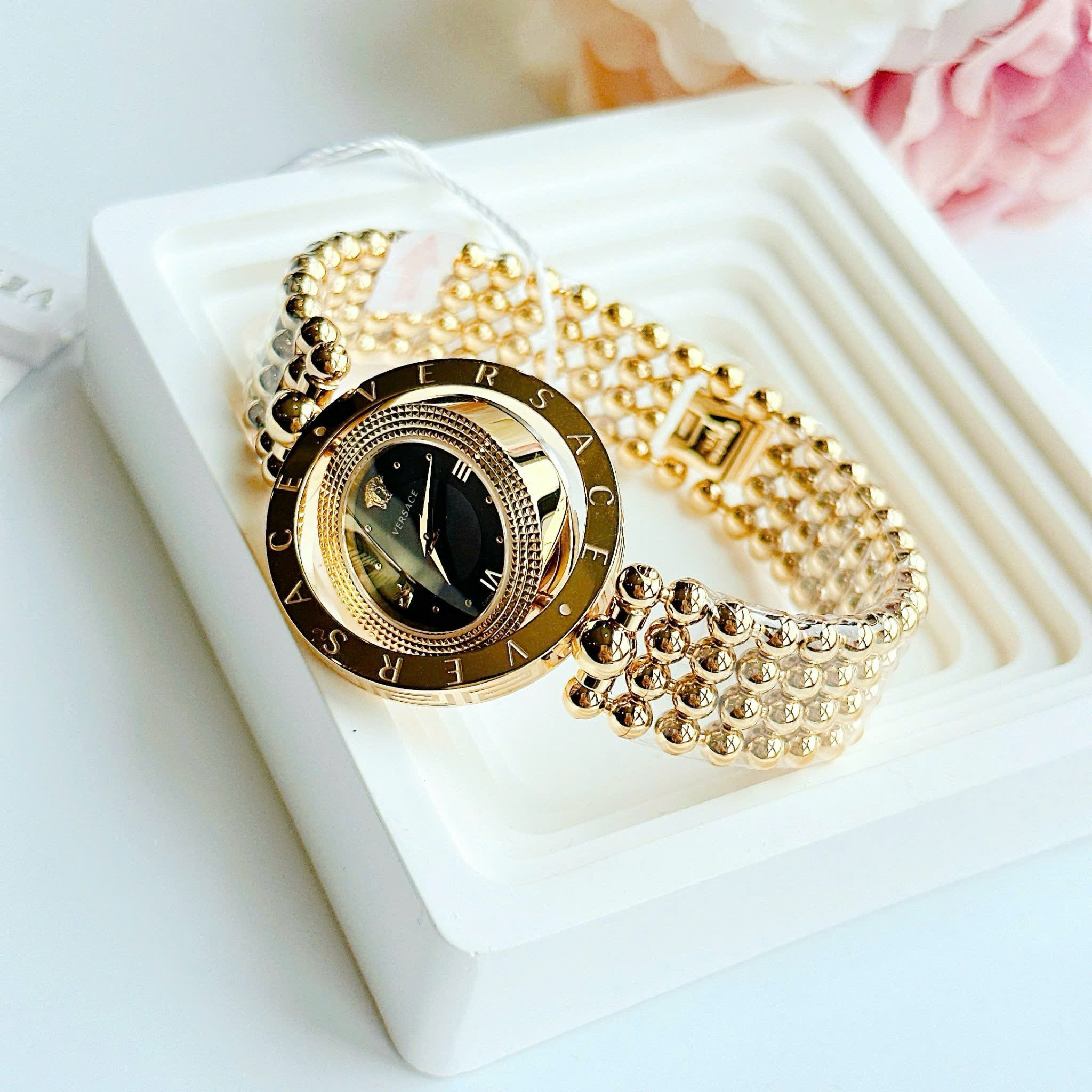 Đồng Hồ Versace Eon Pour Femmes |Nữ Giới |Mặt Đen |Dây Kim Loại Bi Vàng Gold |Máy Pin (Quartz) |Size 33mm |donghogiatot.vn