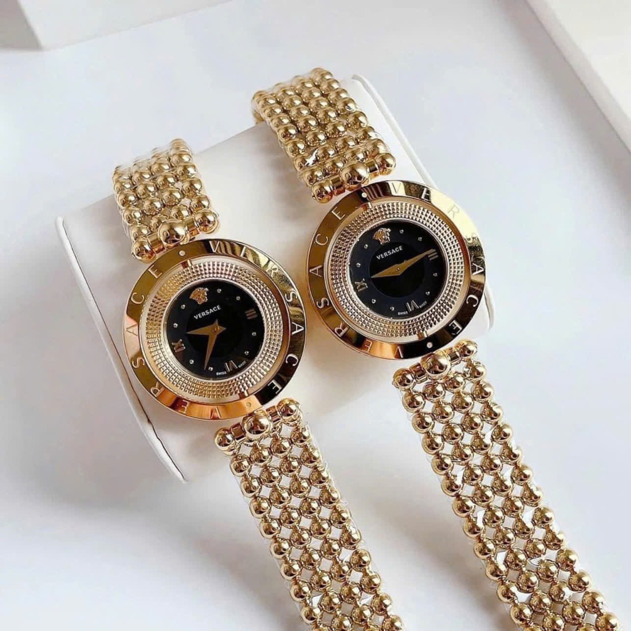 Đồng Hồ Versace Eon Pour Femmes |Nữ Giới |Mặt Đen |Dây Kim Loại Bi Vàng Gold |Máy Pin (Quartz) |Size 33mm |donghogiatot.vn