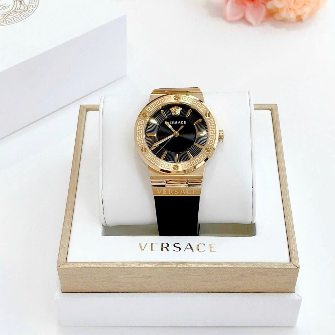 Đồng Hồ Versace Greca Logo |Nữ Giới |Vàng Gold |Dây Da Màu Đen |Máy Pin (Quartz) |Size 38mm |donghogiatot.vn