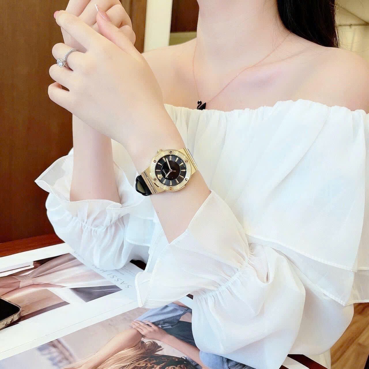 Đồng Hồ Versace Greca Logo |Nữ Giới |Vàng Gold |Dây Da Màu Đen |Máy Pin (Quartz) |Size 38mm |donghogiatot.vn