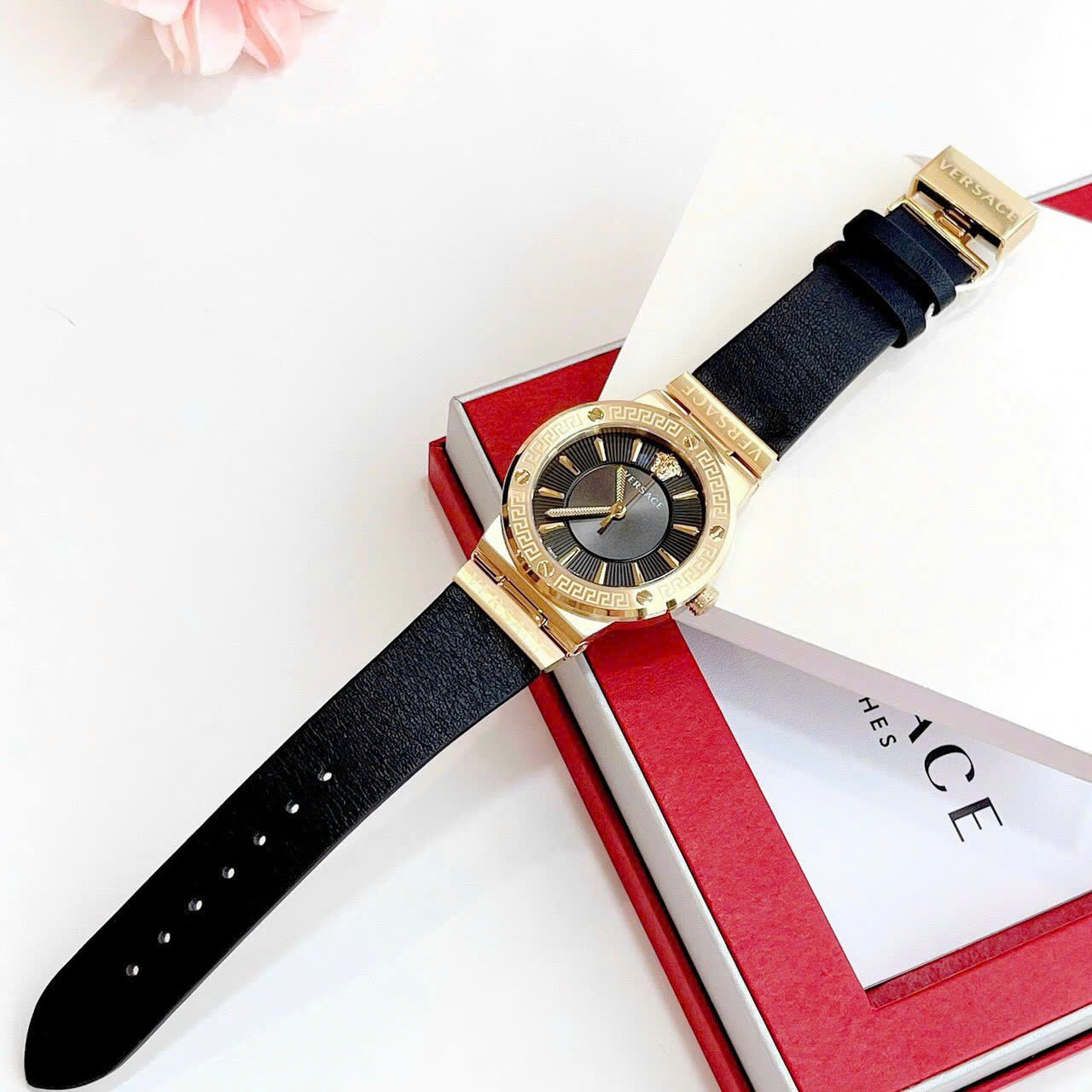 Đồng Hồ Versace Greca Logo |Nữ Giới |Vàng Gold |Dây Da Màu Đen |Máy Pin (Quartz) |Size 38mm |donghogiatot.vn