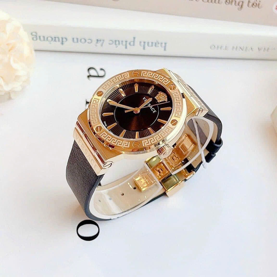 Đồng Hồ Versace Greca Logo |Nữ Giới |Vàng Gold |Dây Da Màu Đen |Máy Pin (Quartz) |Size 38mm |donghogiatot.vn