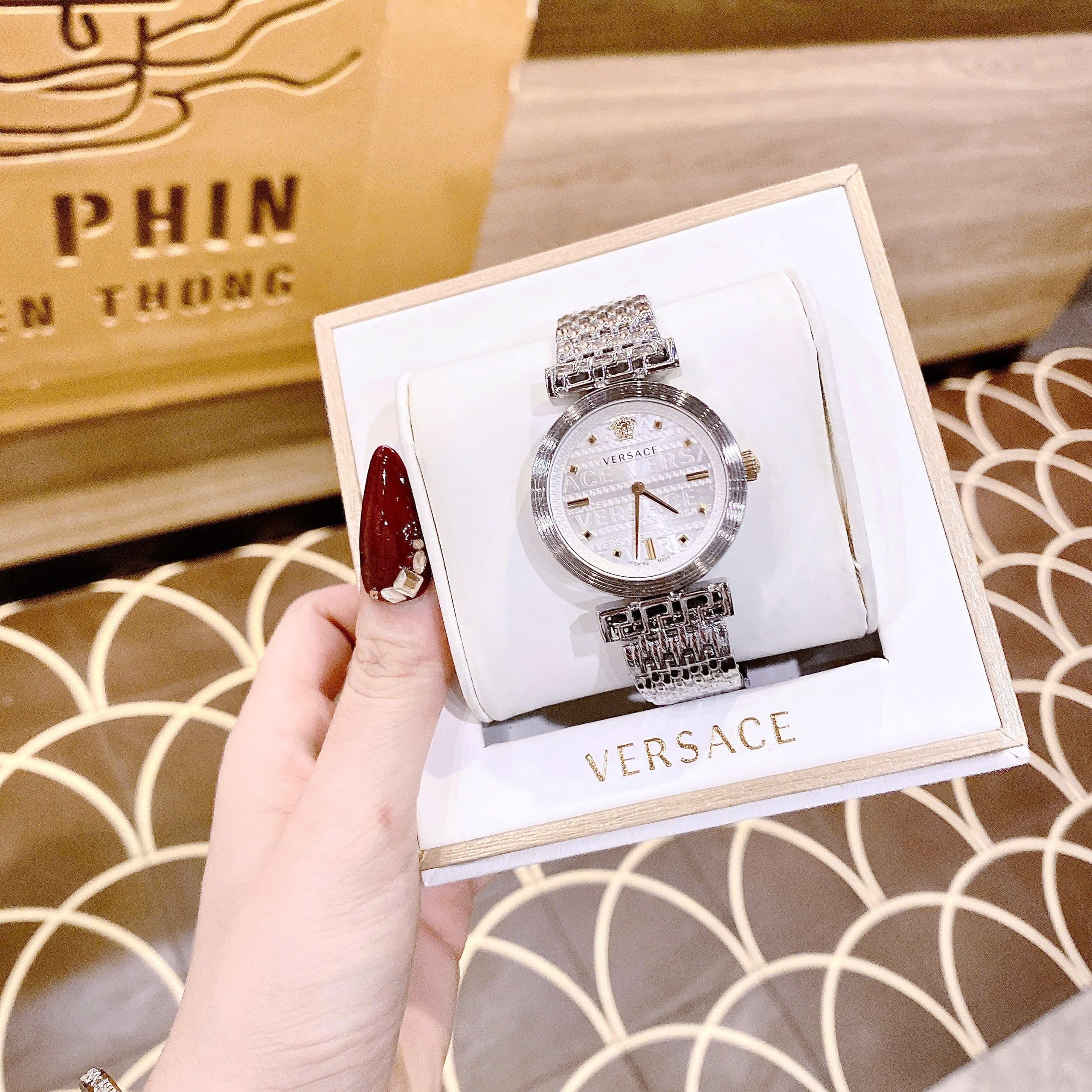 Đồng Hồ Versace Greca Flourish Petite |Nữ Giới |Mặt Trắng |Dây Kim Loại Silver |Máy Pin (Quartz) |Size 35mm |donghogiatot.vn