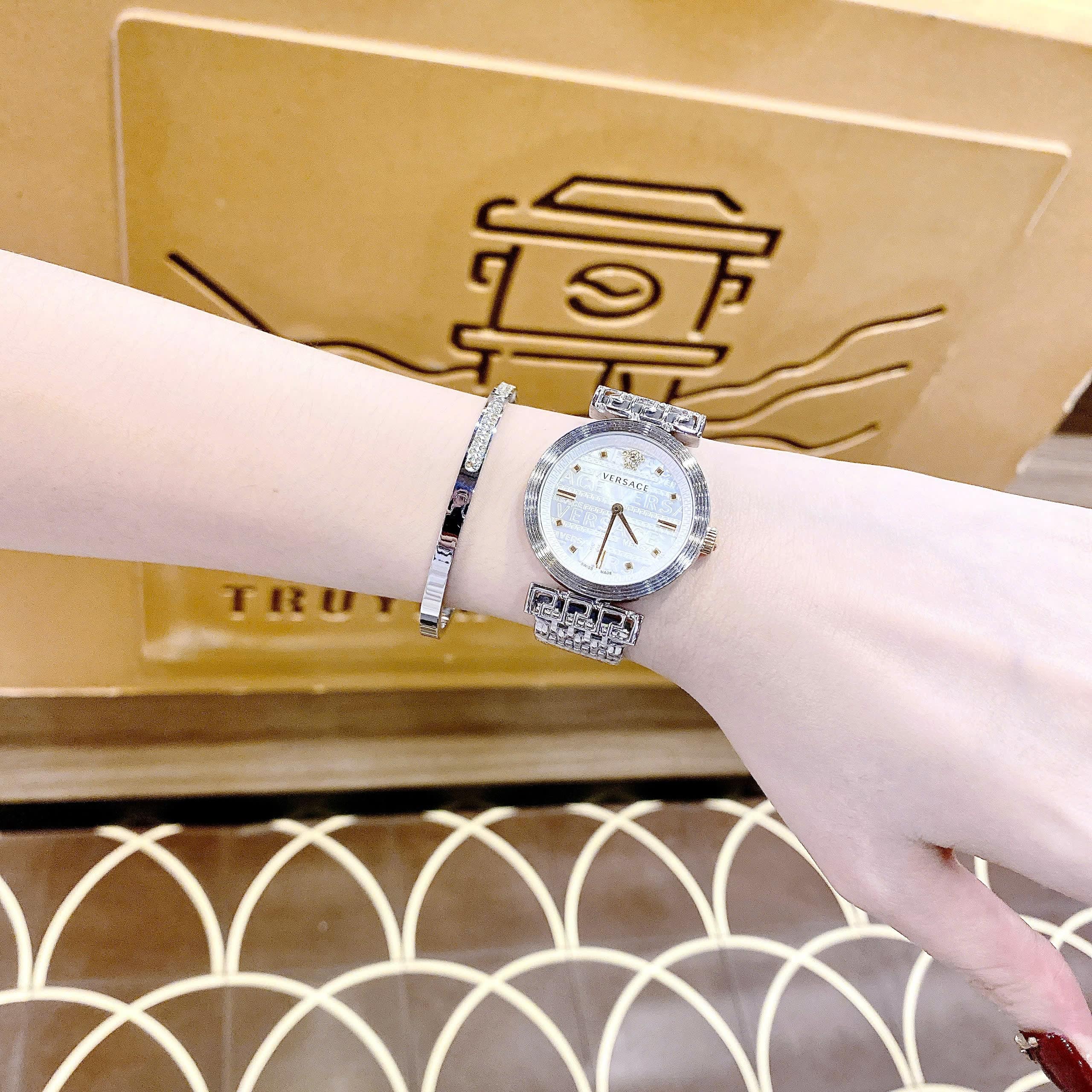 Đồng Hồ Versace Greca Flourish Petite |Nữ Giới |Mặt Trắng |Dây Kim Loại Silver |Máy Pin (Quartz) |Size 35mm |donghogiatot.vn