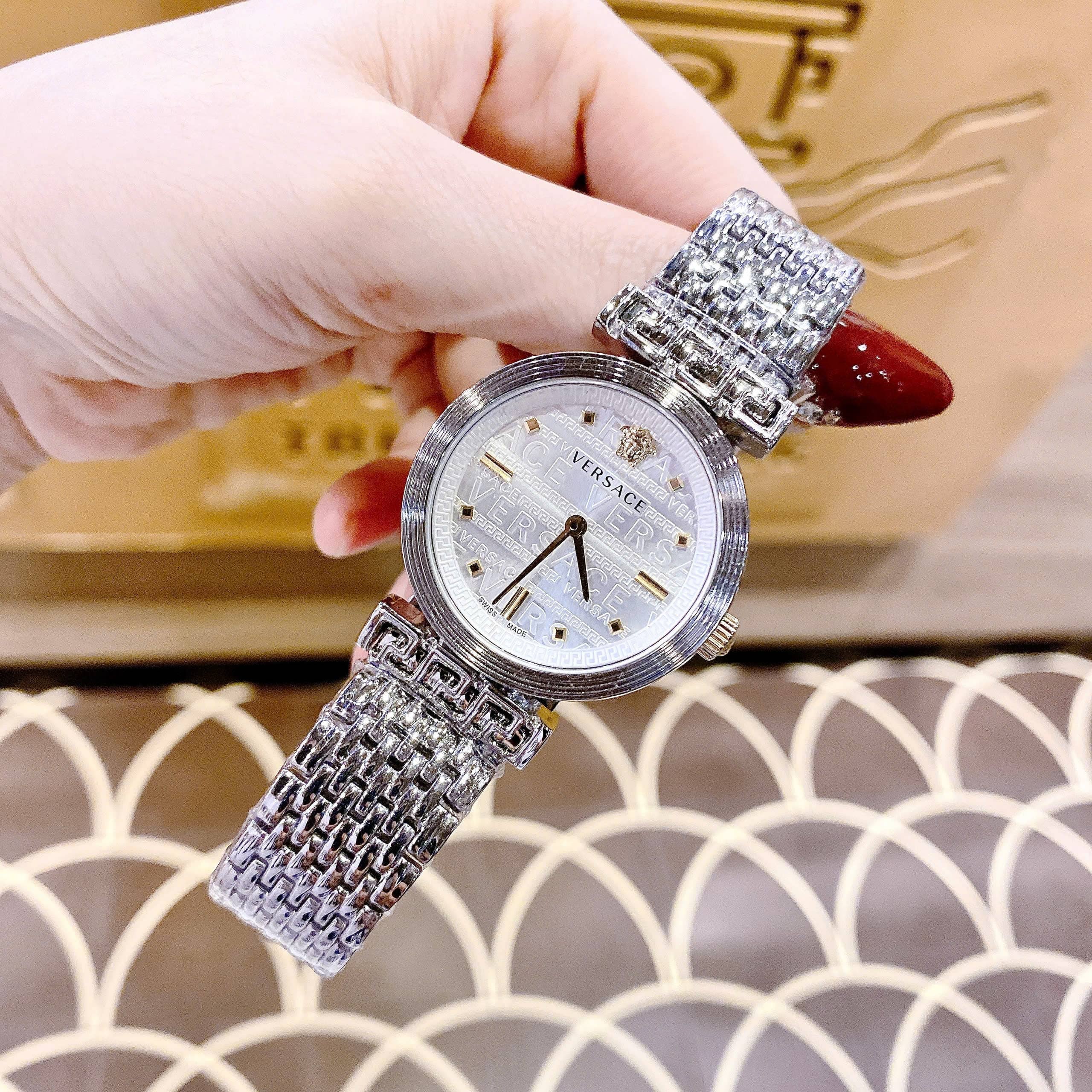 Đồng Hồ Versace Greca Flourish Petite |Nữ Giới |Mặt Trắng |Dây Kim Loại Silver |Máy Pin (Quartz) |Size 35mm |donghogiatot.vn