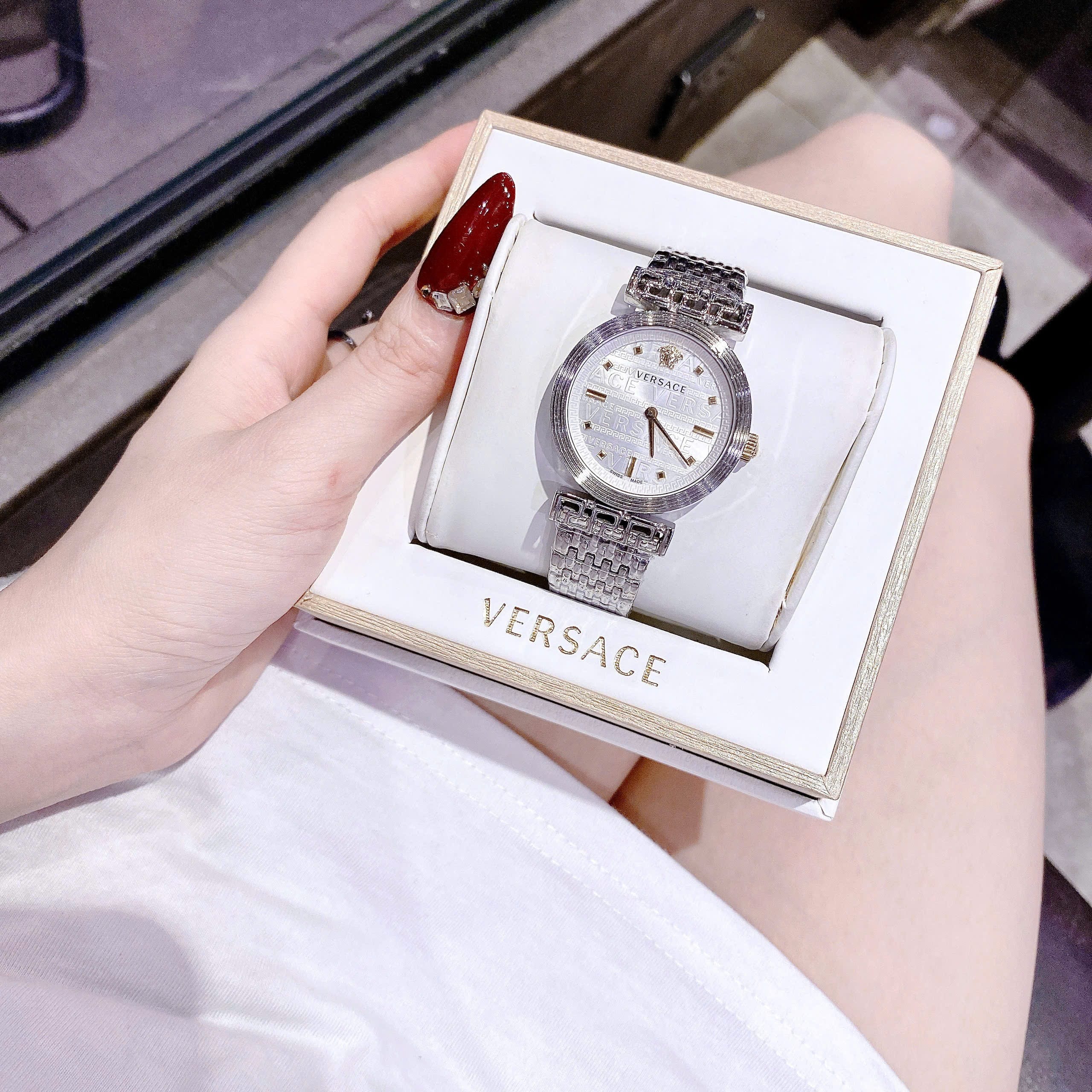 Đồng Hồ Versace Greca Flourish Petite |Nữ Giới |Mặt Trắng |Dây Kim Loại Silver |Máy Pin (Quartz) |Size 35mm |donghogiatot.vn