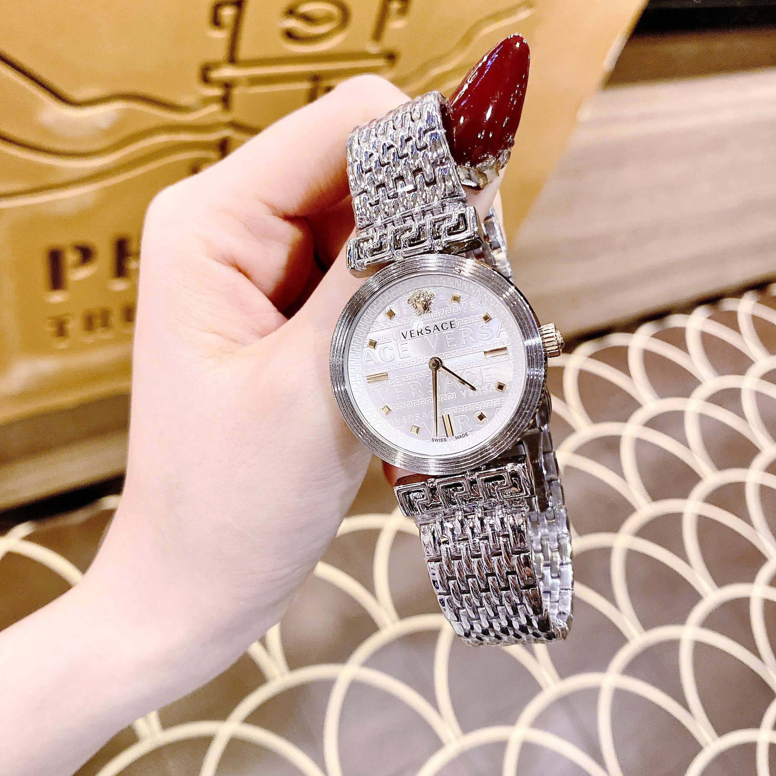 Đồng Hồ Versace Greca Flourish Petite |Nữ Giới |Mặt Trắng |Dây Kim Loại Silver |Máy Pin (Quartz) |Size 35mm |donghogiatot.vn