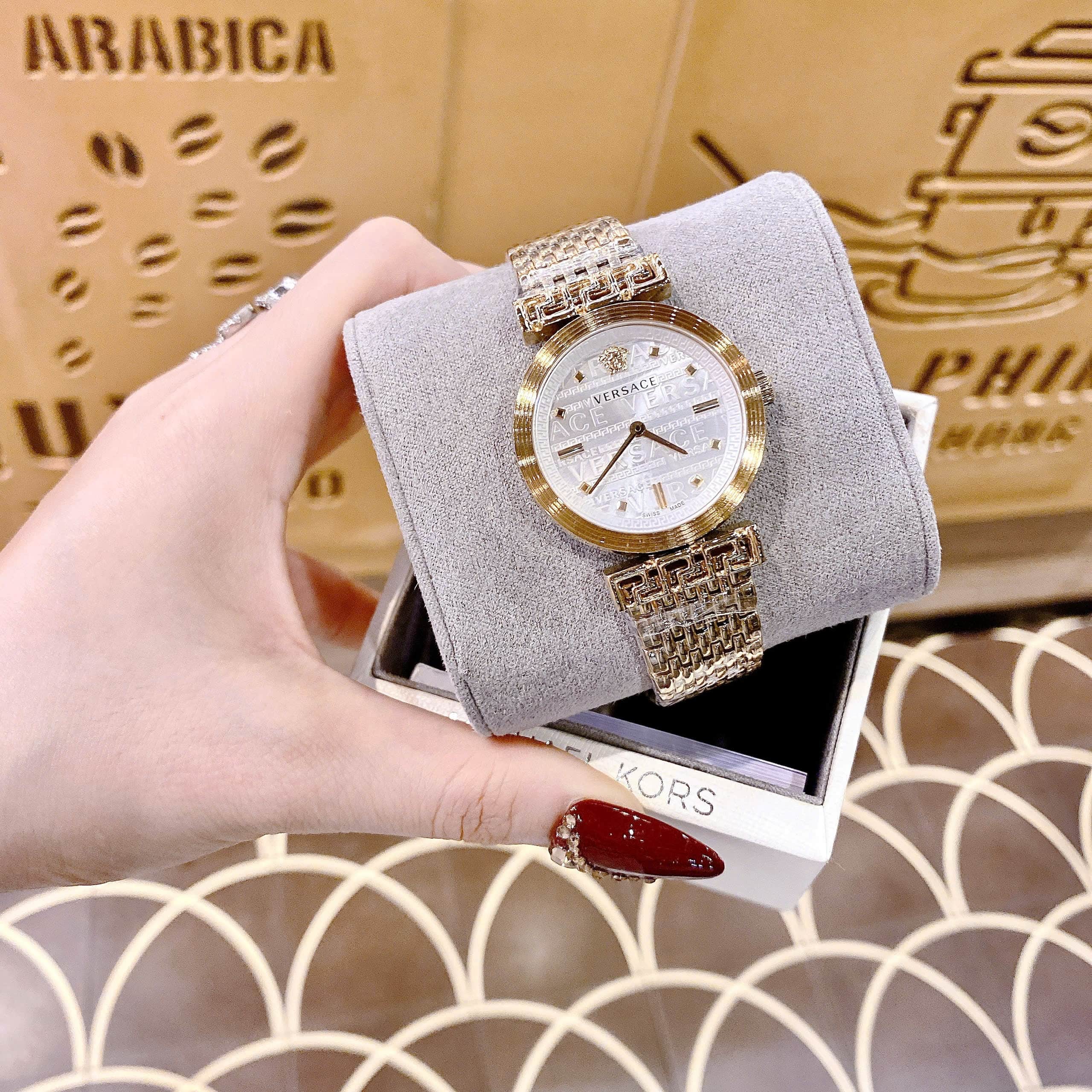 Đồng Hồ Versace Greca Flourish Petite |Nữ Giới |Mặt Trắng |Dây Kim Loại Vàng Gold |Máy Pin (Quartz) |Size 35mm |donghogiatot.vn