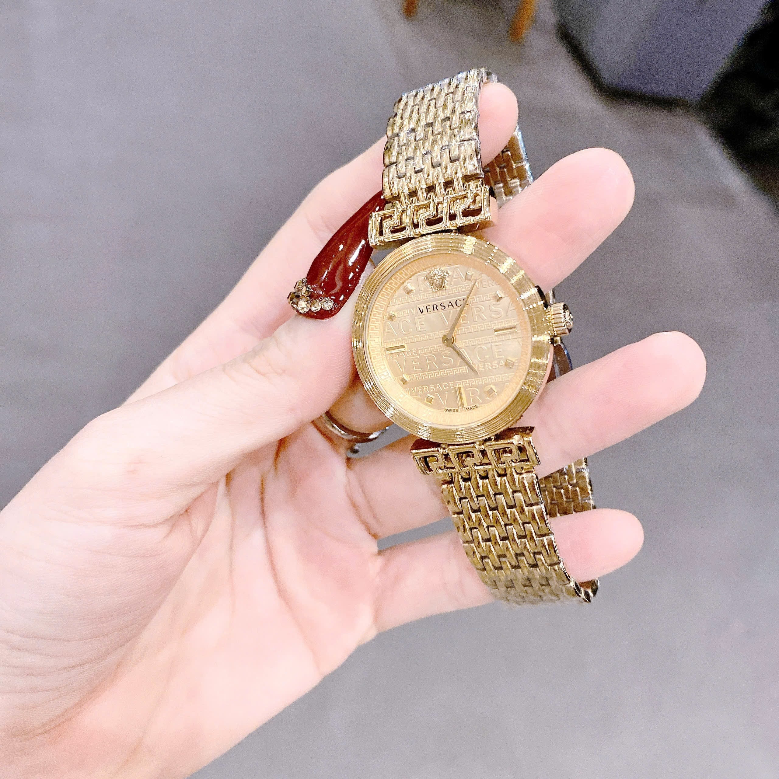 Đồng Hồ Versace Greca Flourish Petite |Nữ Giới |Mặt Tròn |Dây Kim Loại Vàng Gold |Máy Pin (Quartz) |Size 35mm |donghogiatot.vn