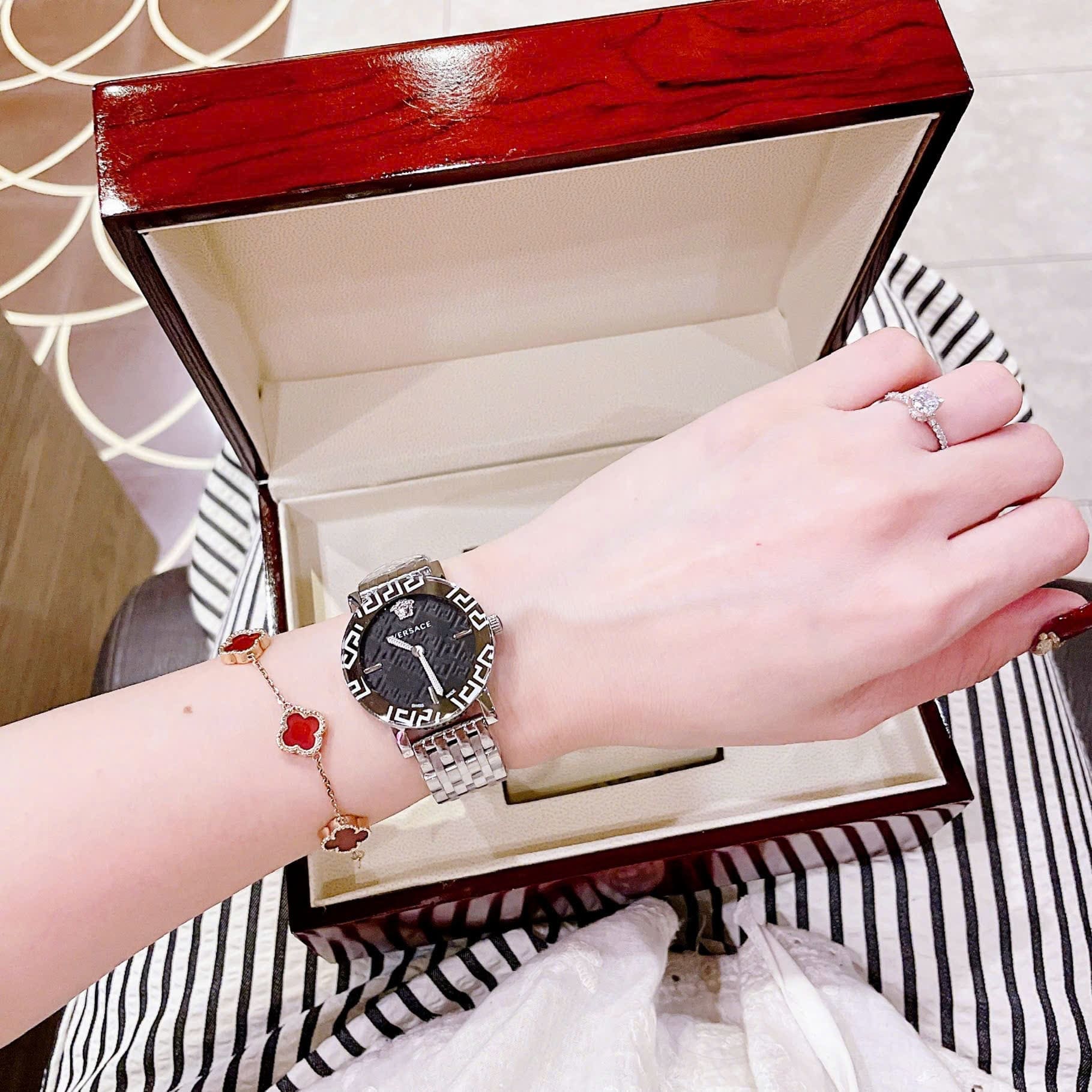 Đồng Hồ Versace Greca Glass Bracelet |Nữ Giới |Mặt Đen |Dây Kim Loại Silver |Máy Pin (Quartz) |Size 32mm |donghogiatot.vn