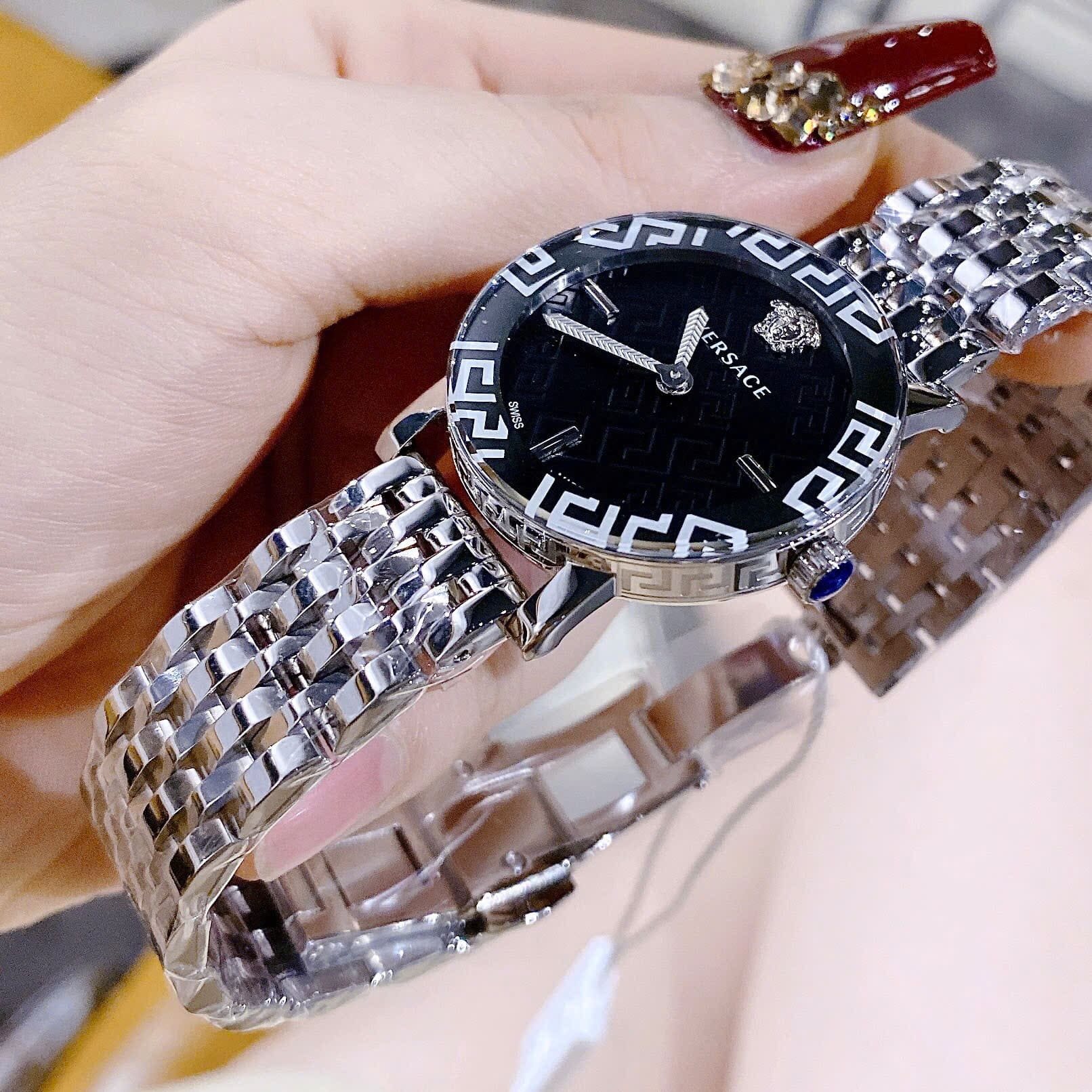 Đồng Hồ Versace Greca Glass Bracelet |Nữ Giới |Mặt Đen |Dây Kim Loại Silver |Máy Pin (Quartz) |Size 32mm |donghogiatot.vn