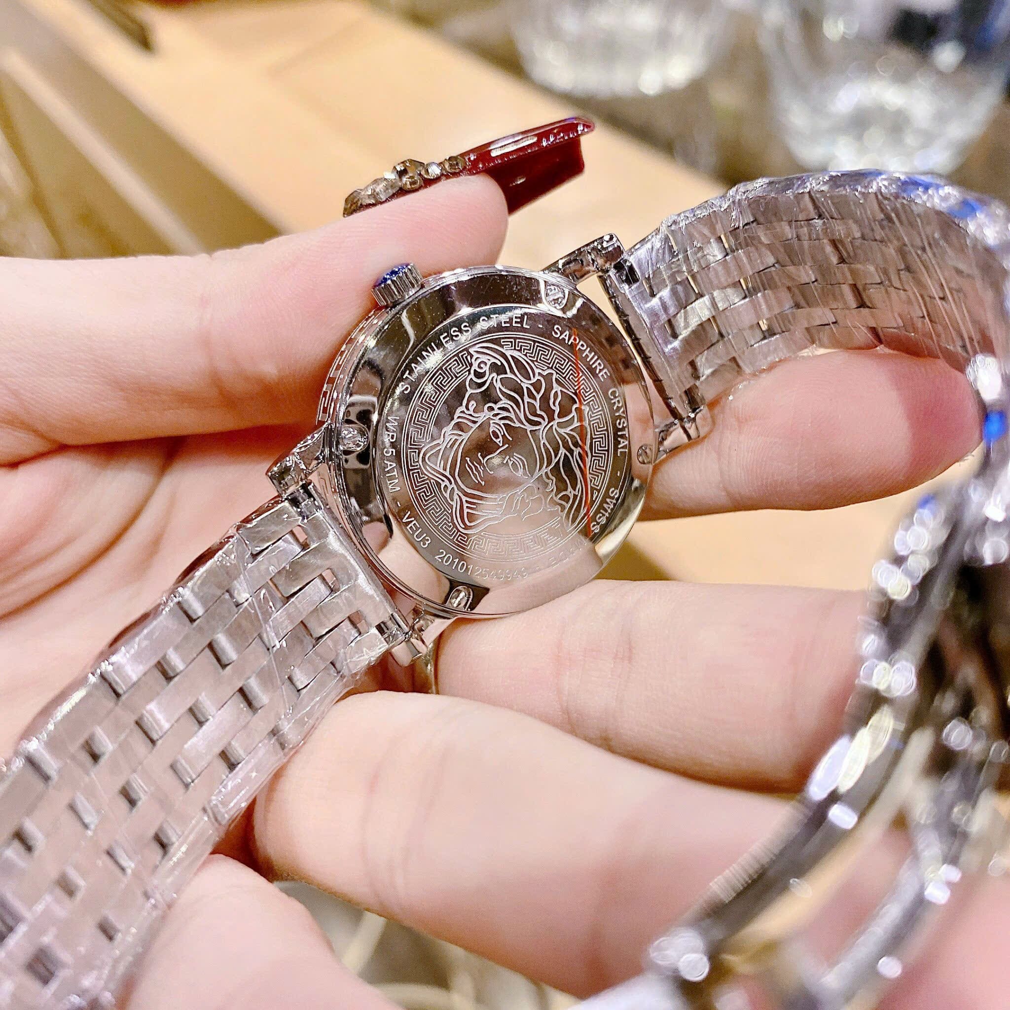 Đồng Hồ Versace Greca Glass Bracelet |Nữ Giới |Mặt Đen |Dây Kim Loại Silver |Máy Pin (Quartz) |Size 32mm |donghogiatot.vn