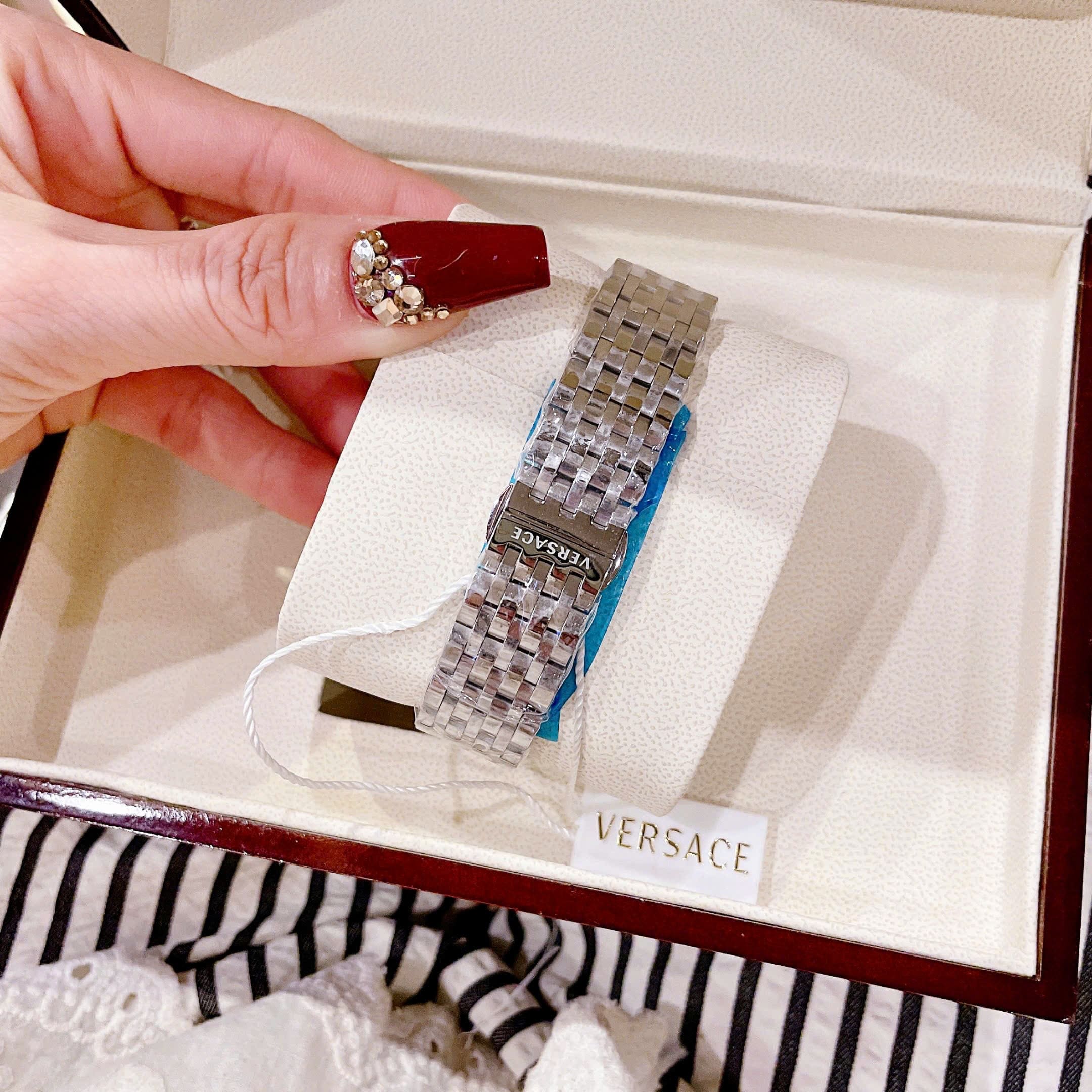 Đồng Hồ Versace Greca Glass Bracelet |Nữ Giới |Mặt Đen |Dây Kim Loại Silver |Máy Pin (Quartz) |Size 32mm |donghogiatot.vn