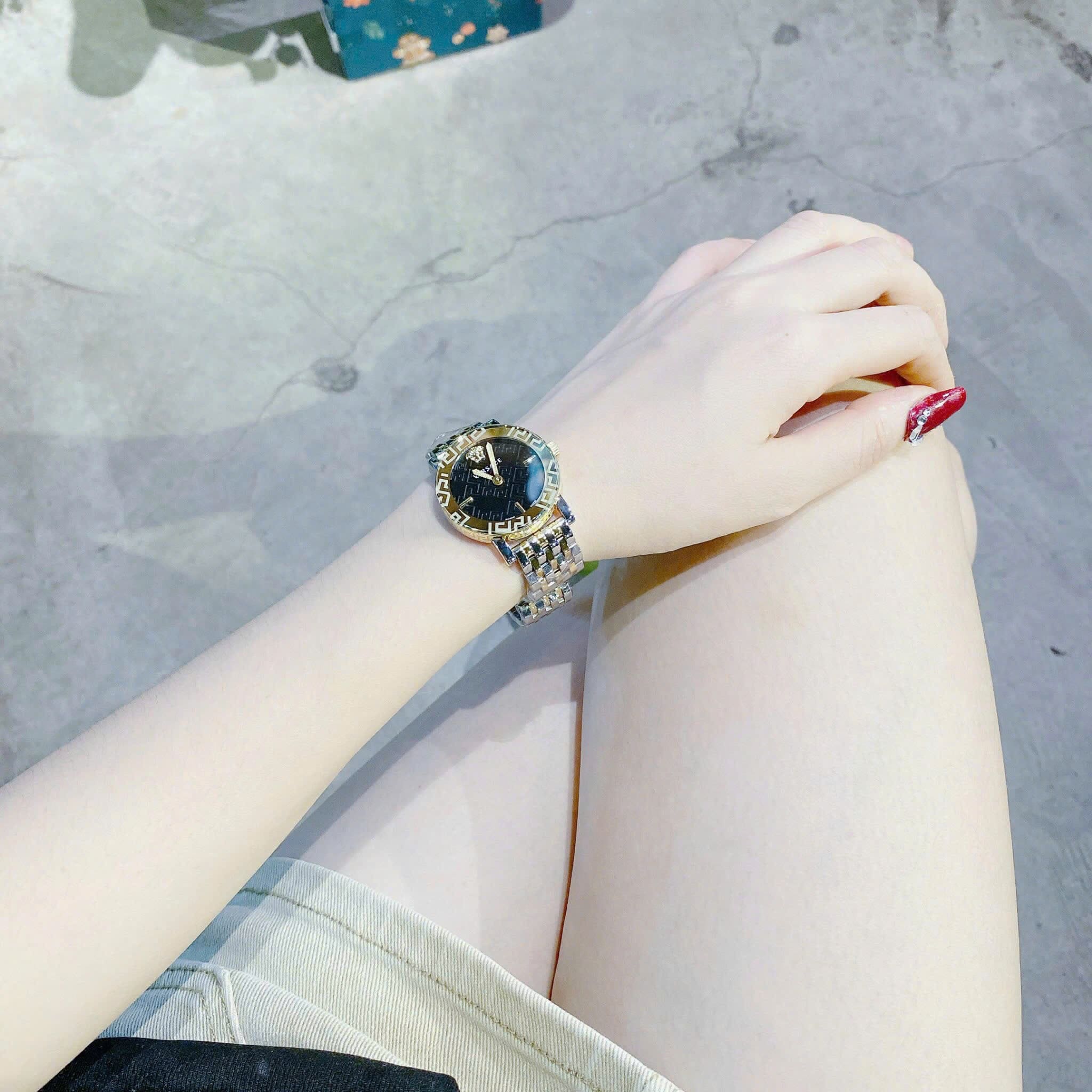 Đồng Hồ Versace Greca Glass Bracelet |Nữ Giới |Mặt Đen |Dây Kim Loại Demi Vàng |Máy Pin (Quartz) |Size 32mm |donghogiatot.vn