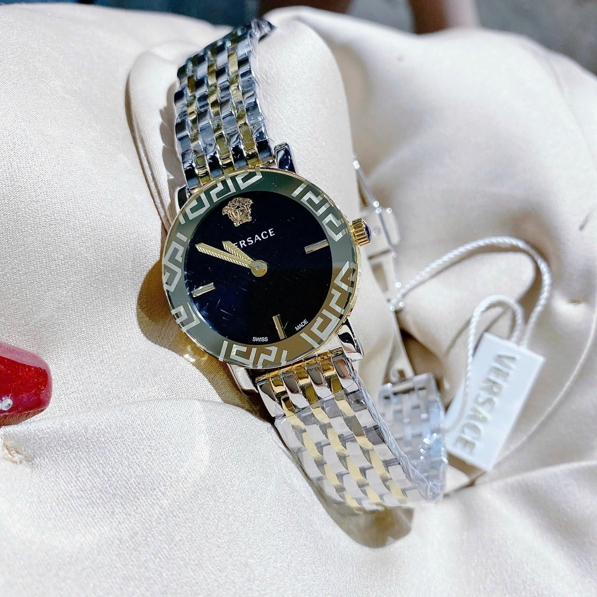 Đồng Hồ Versace Greca Glass Bracelet |Nữ Giới |Mặt Đen |Dây Kim Loại Demi Vàng |Máy Pin (Quartz) |Size 32mm |donghogiatot.vn