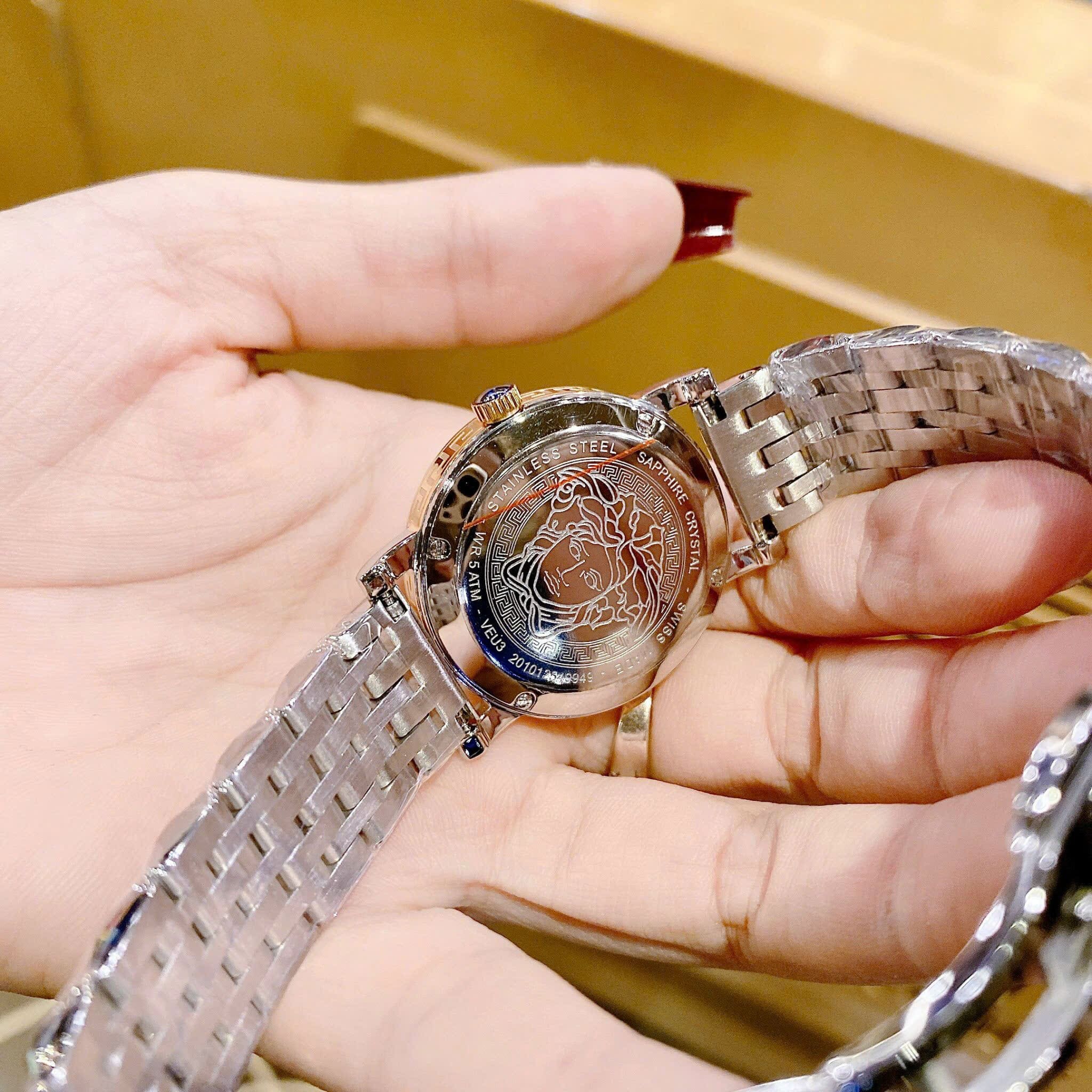 Đồng Hồ Versace Greca Glass Bracelet |Nữ Giới |Mặt Đen |Dây Kim Loại Demi Vàng |Máy Pin (Quartz) |Size 32mm |donghogiatot.vn