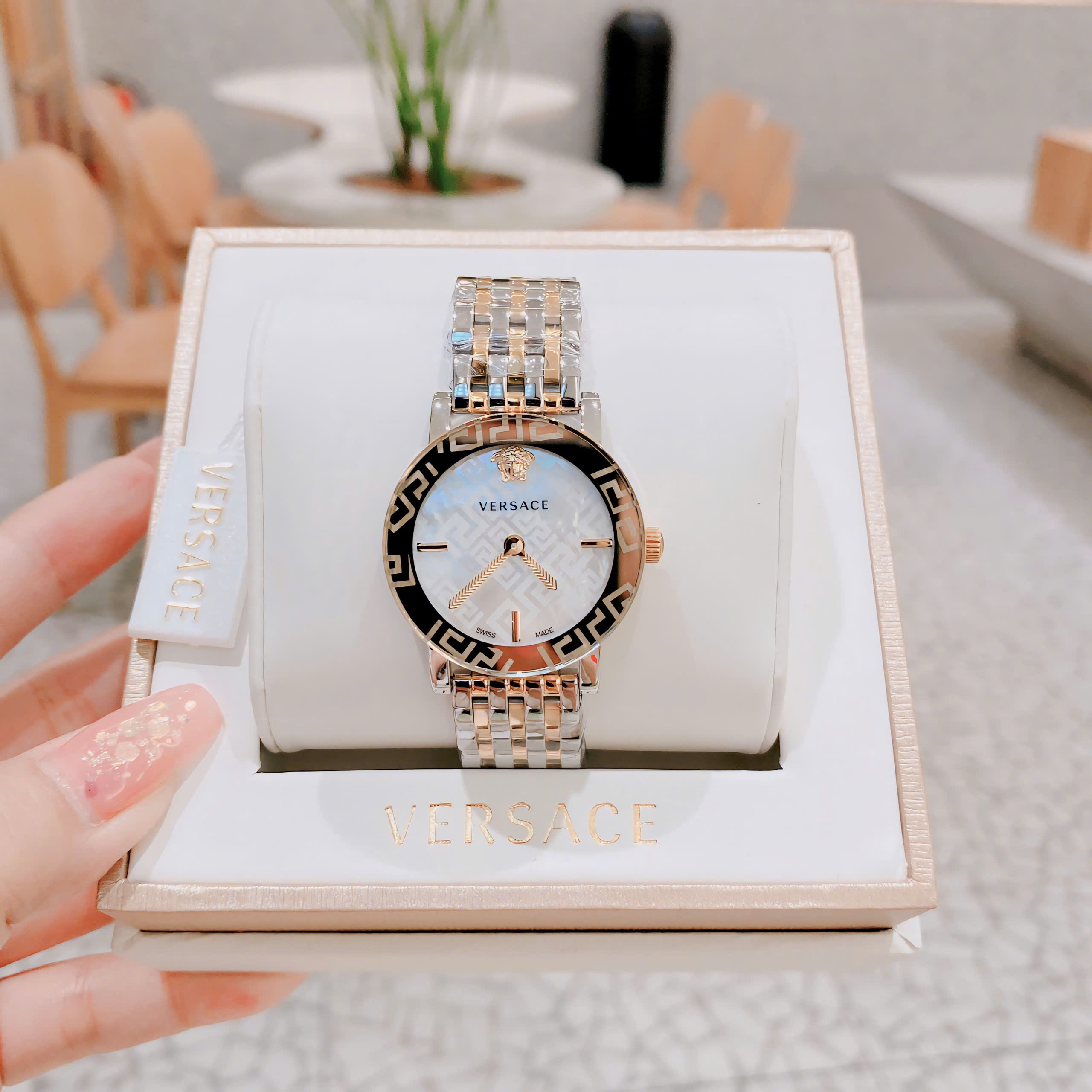 Đồng Hồ Versace Greca Glass Bracelet |Nữ Giới |Mặt Trắng |Dây Kim Loại Demi Vàng |Máy Pin (Quartz) |Size 32mm |donghogiatot.vn