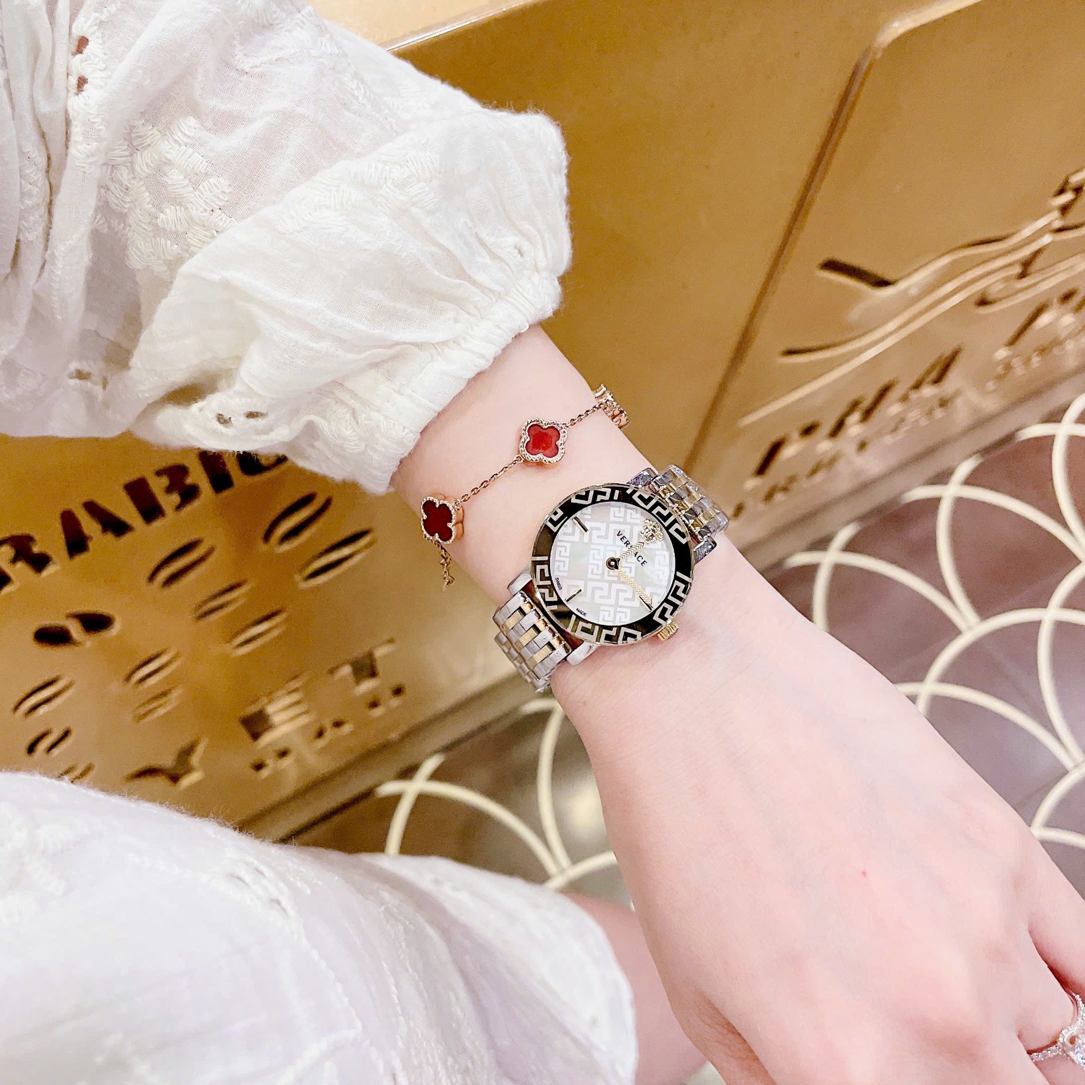 Đồng Hồ Versace Greca Glass Bracelet |Nữ Giới |Mặt Trắng |Dây Kim Loại Demi Vàng |Máy Pin (Quartz) |Size 32mm |donghogiatot.vn