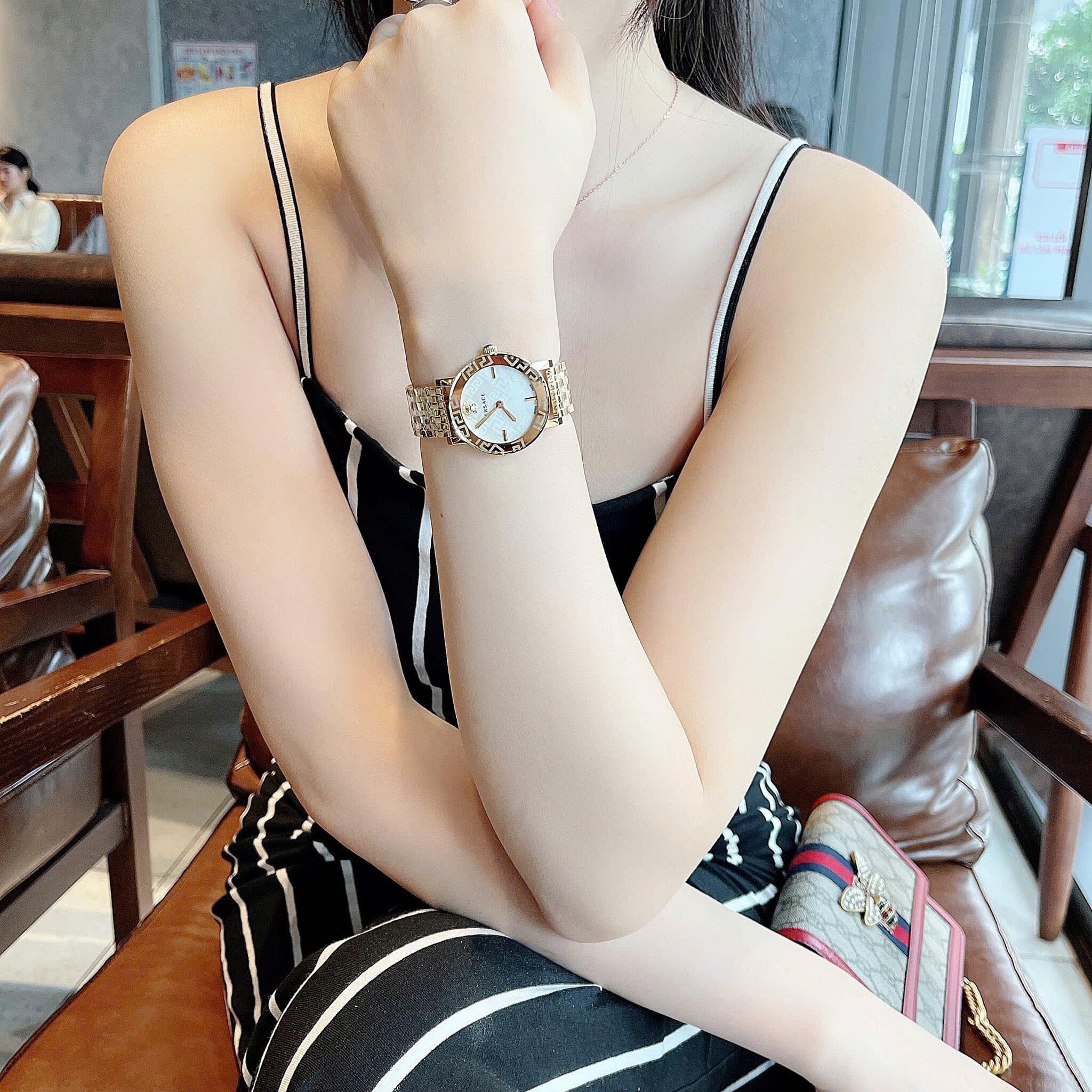 Đồng Hồ Versace Greca Glass Bracelet |Nữ Giới |Mặt Trắng |Dây Kim Loại Vàng Gold |Máy Pin (Quartz) |Size 32mm |donghogiatot.vn