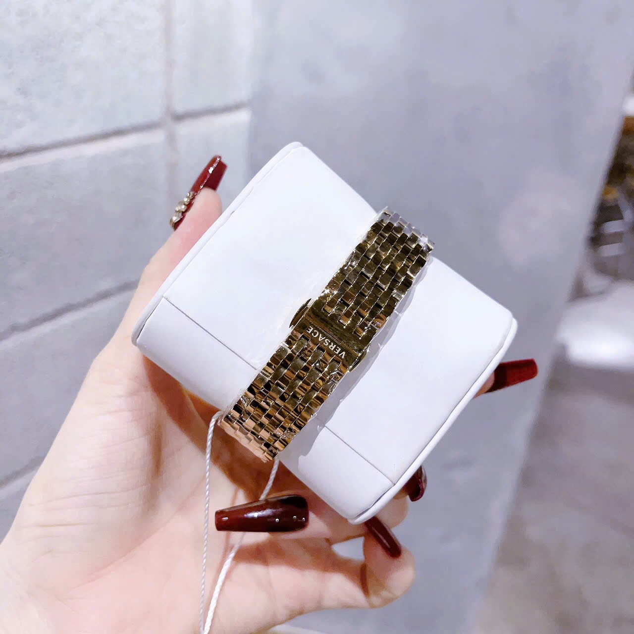 Đồng Hồ Versace Greca Glass Bracelet |Nữ Giới |Mặt Trắng |Dây Kim Loại Vàng Gold |Máy Pin (Quartz) |Size 32mm |donghogiatot.vn