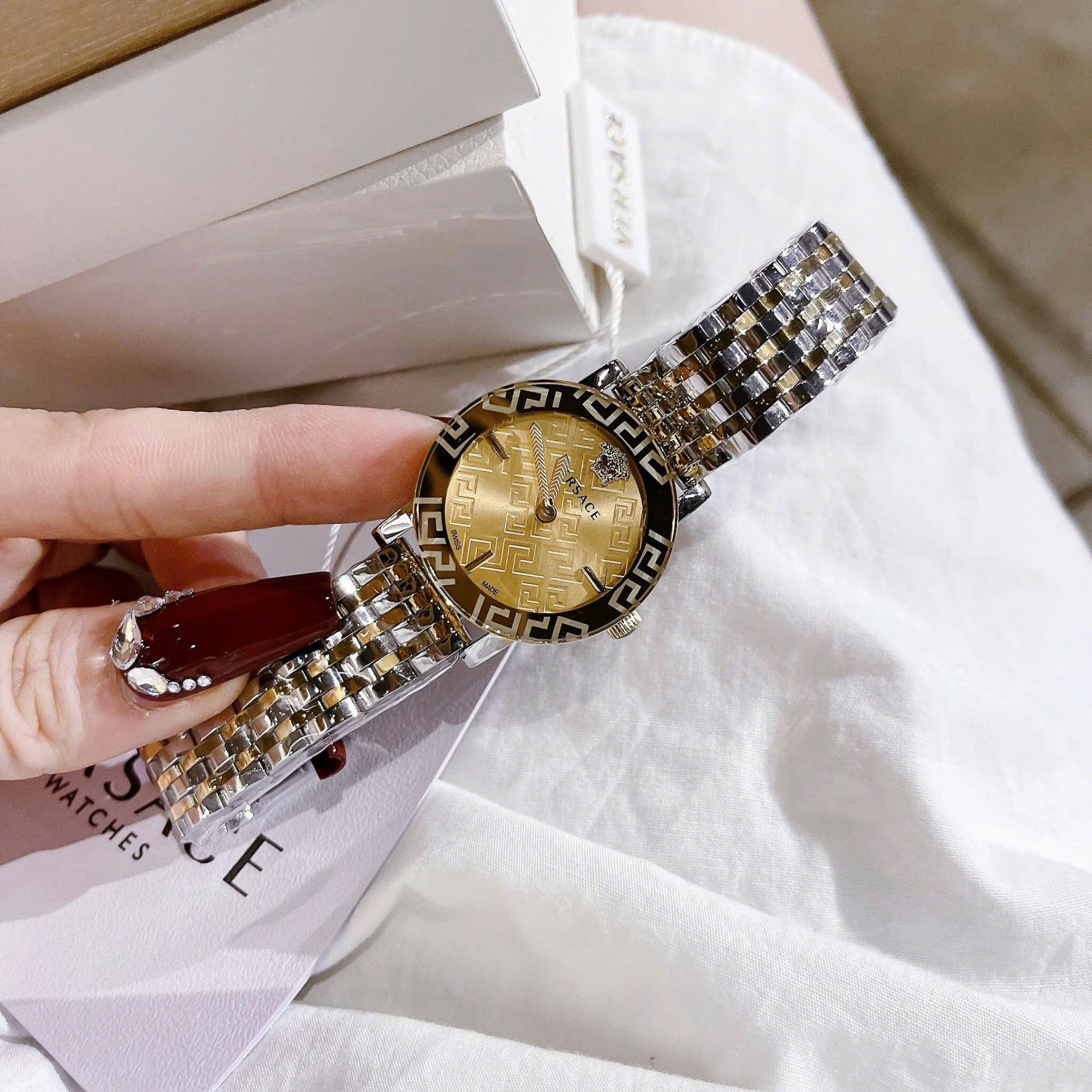 Đồng Hồ Versace Greca Glass Bracelet |Nữ Giới |Mặt Vàng |Dây Kim Loại Demi |Máy Pin (Quartz) |Size 32mm |donghogiatot.vn