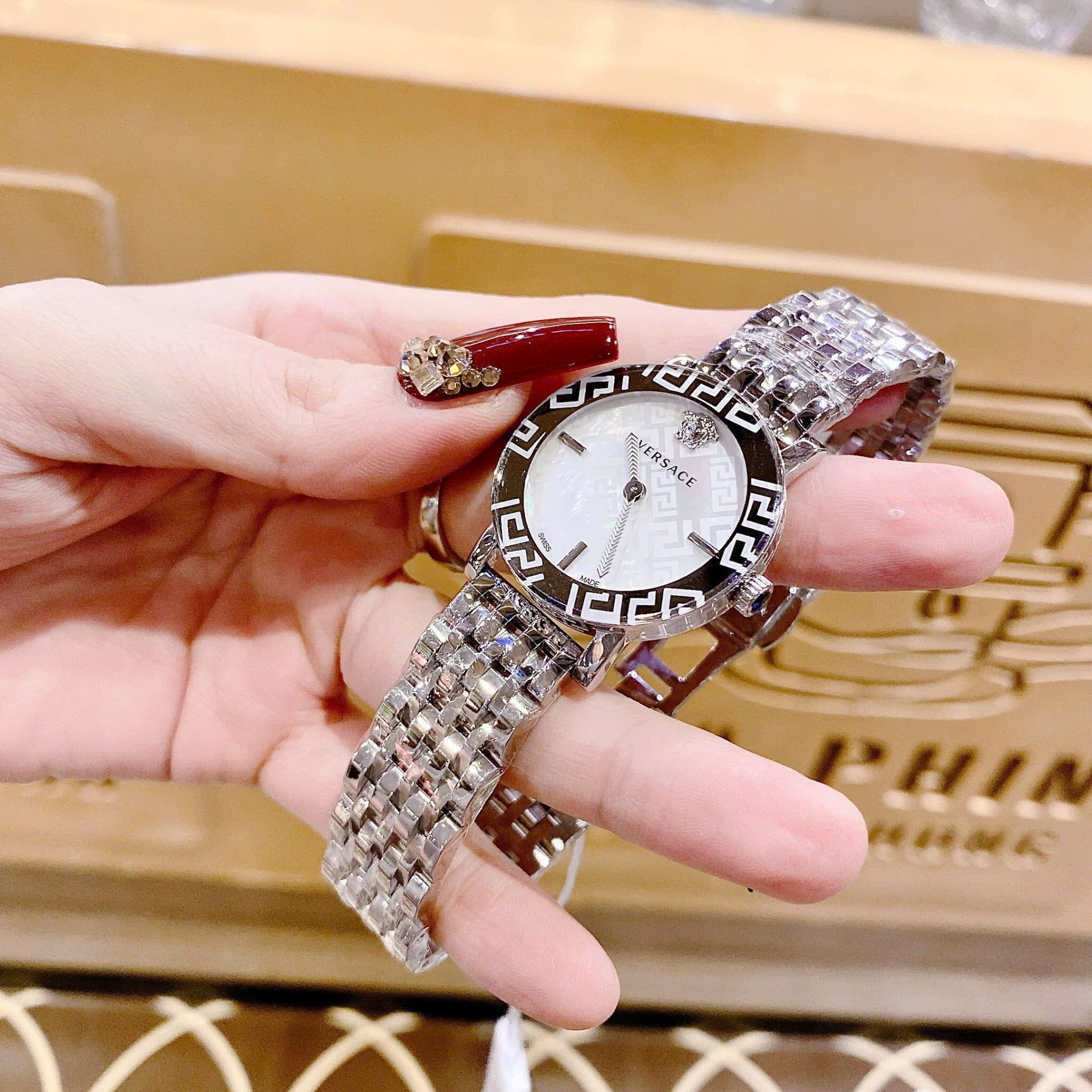 Đồng Hồ Versace Greca Glass Bracelet |Nữ Giới |Trắng Silver |Dây Kim Loại |Máy Pin (Quartz) |Size 32mm |donghogiatot.vn